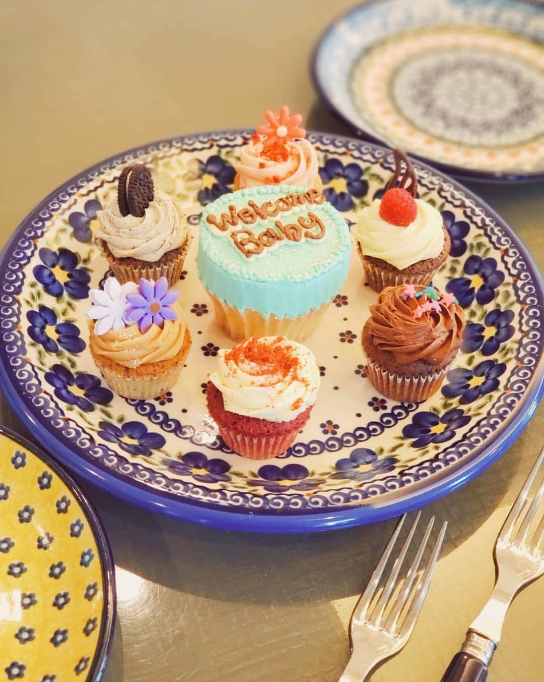 天霧真世さんのインスタグラム写真 - (天霧真世Instagram)「· Welcome Baby🐤💗 · 可愛い天使ちゃんに会いました👼💓 ずっとニコニコ笑っていました😊🌸🌸 癒される～～💓💓 · · #赤ちゃん #癒し #👶 #baby #boys · #cupcakes #sweets #lolascupcakes #polishpottery · 🌈@mayomayo.com_ 💎@mayosacise.official ✏@mayo_paint · ·」1月16日 18時20分 - mayomayo.com_