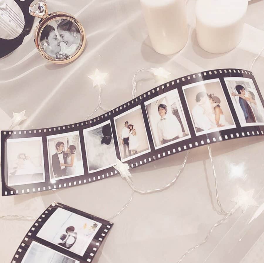 のインスタグラム：「フィルム風でおしゃれ♡参考にしたいウェルカムスペースに写真を飾る方法✨ . @weddingnews_editor まいにち150記事を配信♩アプリもよろしくね💕 . . 📷本日のカバーPhoto🕊♩+ﾟ* . @sho_arii.wedding さん . フィルム風で可愛い♡写真の #装飾 アイディア🎞💓 . #IKEA で購入したフィルムに #前撮り の思い出の #チェキ を入れているそうです😍♩ . そのまま飾っても可愛いチェキですが、こんな風にアレンジを加えるとさらにおしゃれな #ウェルカムスペース に仕上がります💓 . 式後は #結婚式当日 の写真と入れ替えて #インテリア にするのも素敵ですね✨ . ぜひスワイプ👉🏻してみてください✨ . . . ＼本当の料金がわかる／ ウェディングニュース式場検索💒 @weddingnews_concierge . . 兵庫の予約件数ランキングTOP4をご紹介します✨✨ . . 💟１位：オリエンタルホテル 神戸・旧居留地《三宮駅》【ID：5】 . . 💟２位：北野クラブ・ソラ KITANO CLUB SOLA《三宮駅》【ID：126】 . . 💟３位：ア・ラ・モード パレ＆ザ・リゾート《六甲ライナーアイランドセンター駅》【ID：73】 . . 💟４位：ノートルダム神戸《元町駅》【ID：34】 . . 💒【式場IDとは？】 →@weddingnews_concierge の🔗に式場のID番号をいれると式場の詳細（本当の料金・口コミ・写真など）がチェックできます😊 . . 来週は静岡のランキングをご紹介します✨ 他のエリアも続々とご紹介予定なのでぜひお楽しみに😊✨ . . ⬇︎関連アカウント⬇︎ . 🕊メインアカウント 【 @weddingnews_editor 】 . 💒インスタグラムで式場探し 【 @weddingnews_concierge 】 . 👰花嫁から式場探し 【 @weddingnews_brides 】 . . その他、編集部からの連絡専用 @weddingnews_contact や、スタッフ個人の連絡用として @WN_xxxx（xxxは個人名）があります💕 . . …………………………… ❤️ウェディングニュースとは？ …………………………… . 花嫁のリアルな”声”から生まれた、花嫁支持率No1✨スマホアプリです📱💕 . . 🌸知りたい… #結婚式準備 に役立つ記事を毎日150件配信中♩ . 🌸見たい… インスタの #ウェディング 系投稿TOP100が毎日チェックできる＊IG画像の複数ワード検索も可♩ . 🌸叶えたい… 式場をはじめとした  #結婚式 関連の予約サイトが大集合♩ . 🌸伝えたい… 自分の結婚式レポ『マイレポ』が簡単に作れる♩卒花嫁のレポが読める♩ . . @weddingnews_editor のURLからDLしてね✨ . . . #花嫁 #ウエディング #プレ花嫁 #プレ花嫁準備 #2020春婚 #2020夏婚 #インテリア雑貨 #会場装飾 #2020冬婚 #2020秋婚  #全国のプレ花嫁さんと繋がりたい #プロポーズ #ペーパーアイテム #花嫁diy #結婚式diy #ハンドメイド #ウェルカムアイテム #ウェルカムスペース」