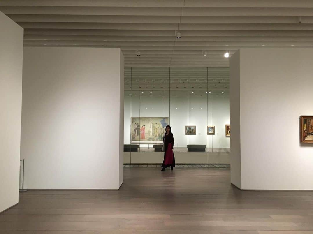小橋めぐみのインスタグラム：「18日に開館する、ブリジストン美術館改め、 アーティゾンミュージアムの内覧会へ。 次の空間の気配を感じるように。 アートが広がっていくように。 ゆったり鑑賞できるように。 隅々まで考え尽くされ、研ぎ澄まされた、新しい美術館。 #アーティゾン美術館 ＊許可を得て撮影しています」