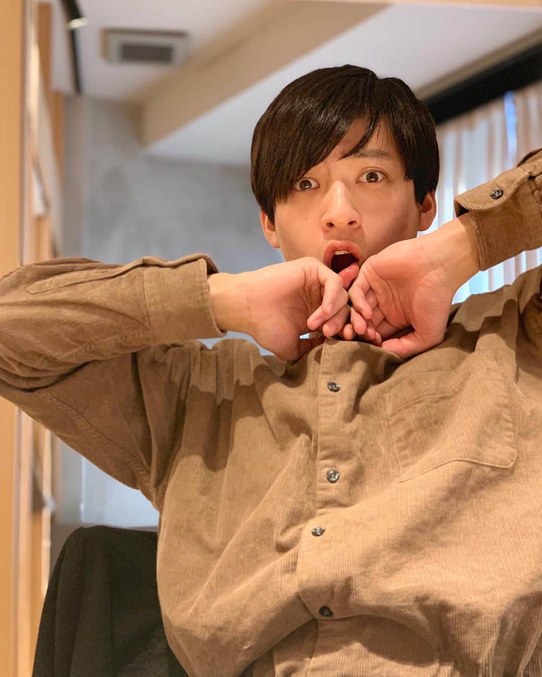 岡田翔大郎のインスタグラム：「ひとまず、今週のテストと課題終わった〜！！って顔。 来週もテストあるんですけどね〜。 . . 受験生など、今勉強が大変な時期の方も多いと思いますが、みんなで頑張って乗り越えましょう！！ . . #岡田翔大郎 #受験生がんばれ」