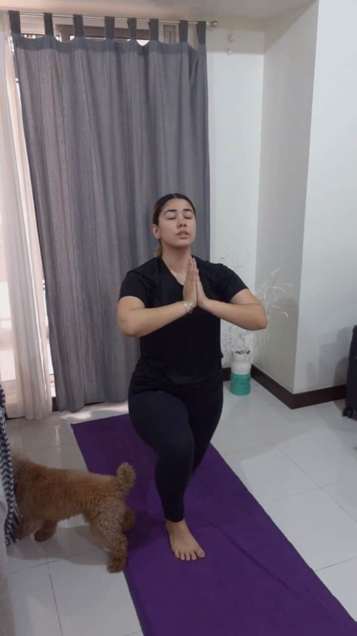ローレン・ヤングのインスタグラム：「Everyone has their own morning routines and I truly believe in order for our day to be less stressfull we have to keep the start of our day as simple and as uncomplicated as it can be. Which is why I like to start mine by doing an easy yoga practice at home and keeping my skincare routine down to 3 easy steps! How do you spend your mornings? 🧘🏻‍♀️💆🏻‍♀️ #morningroutine #luna3 #yoga #skincareph  Music: Ice Tea Musician: Not The King.👑 Music: Thinking of you Musician: Not The King.👑 @foreo_ph」