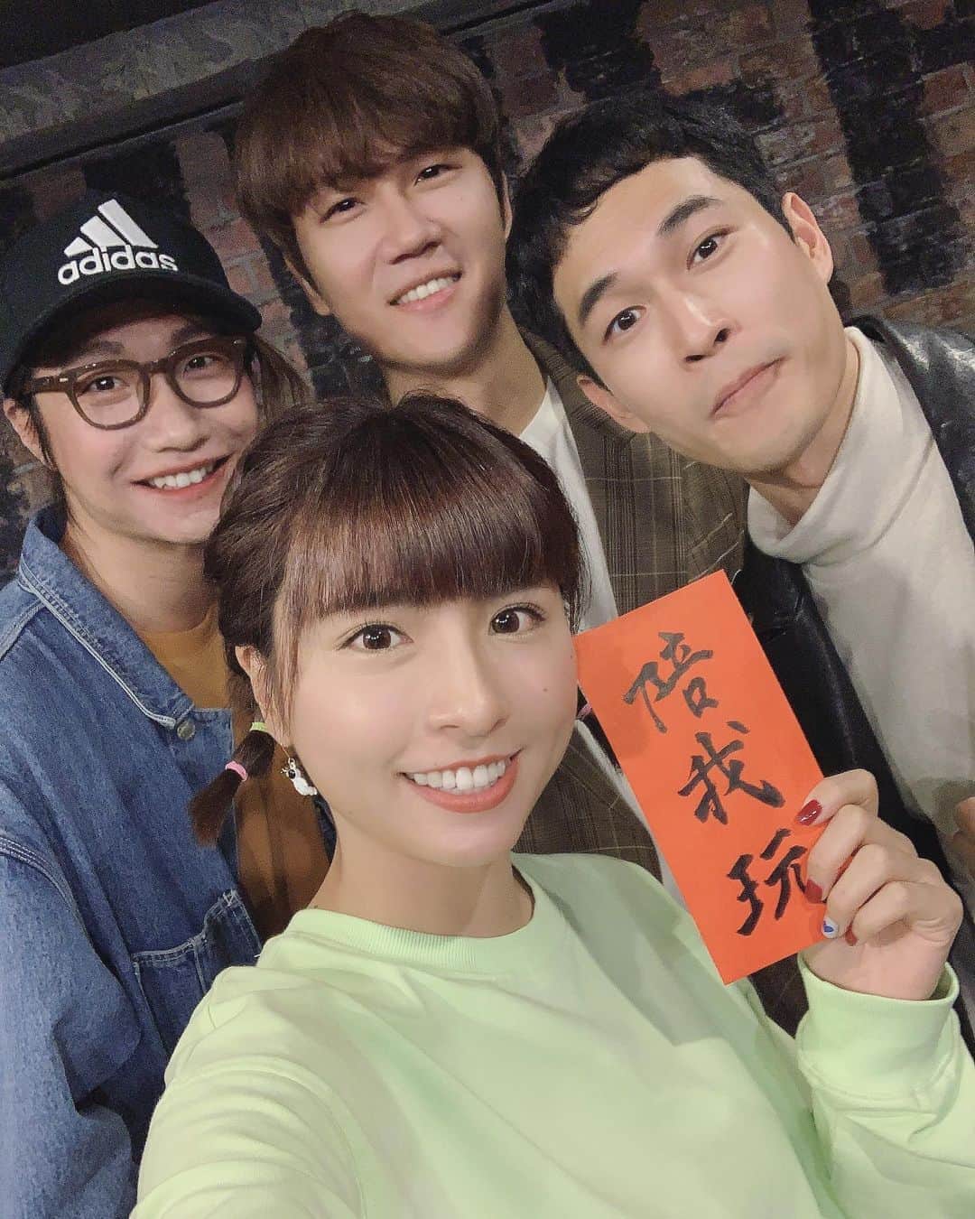 峮峮さんのインスタグラム写真 - (峮峮Instagram)「今天當一顆驚喜包☺️ #20200208宇宙人第一次登陸小巨蛋 2月8號 小巨蛋見😈♥️ #陪我玩  #好期待  #你的宇宙YOUNIVERSE」1月16日 18時45分 - qun_04