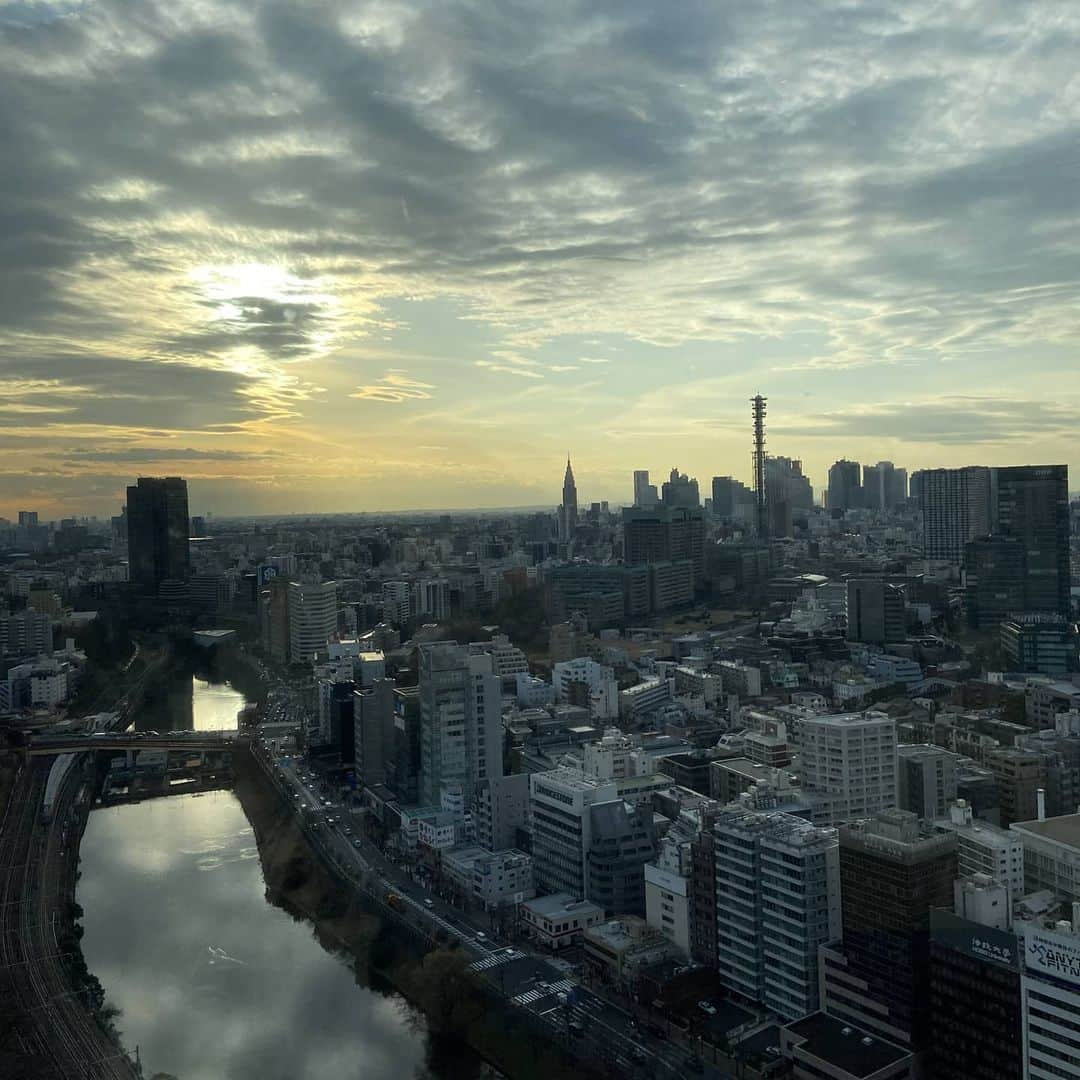 法政大学さんのインスタグラム写真 - (法政大学Instagram)「ボアソナード・タワー26階からの夕焼け。立ち並ぶ新宿のビル群が見えます。  #法政 #大学 #hosei #university #市ヶ谷 #キャンパス #ボアソナードタワー #夕焼け #hoseiorange #sunset #新宿 #高層ビル #buildings」1月16日 18時37分 - hosei_university