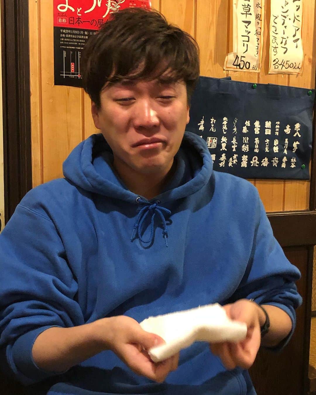 のインスタグラム：「‪はじりさん来る直前の電車でM-1アナザーストーリー見てたらしい‬ ‪良かったところを話してたら思い出して泣き出した‬ ‪そのあと深夜3時に大盛り明太パスタを買う時はこんなに笑顔なのに‬ #ネイビーズアフロ  #はじりさん #明太パスタで泣き止む」