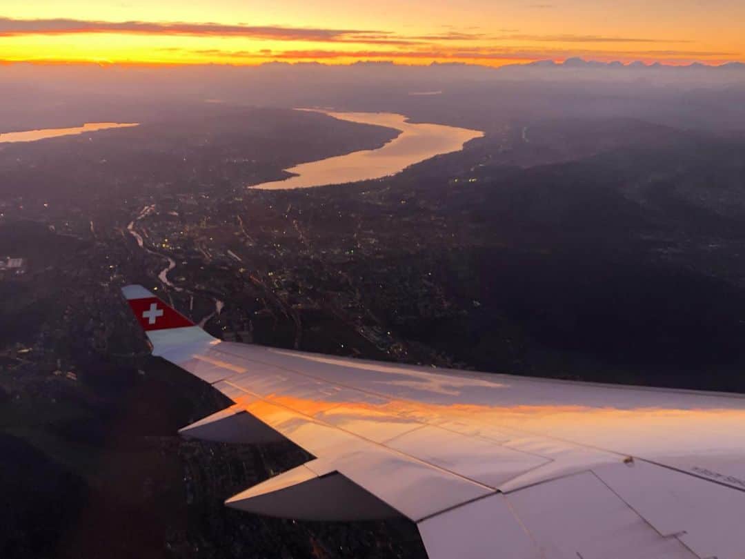 ニック・ハイドフェルドさんのインスタグラム写真 - (ニック・ハイドフェルドInstagram)「#goodmorning #planeviews #nofilter #sunrise #mountains #lakezurich #zürisee」1月16日 18時40分 - nickheidfeld