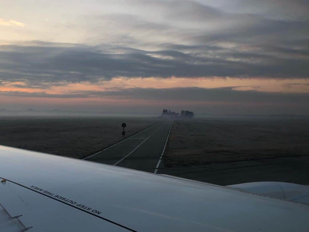 ニック・ハイドフェルドさんのインスタグラム写真 - (ニック・ハイドフェルドInstagram)「#goodmorning #planeviews #nofilter #sunrise #mountains #lakezurich #zürisee」1月16日 18時40分 - nickheidfeld