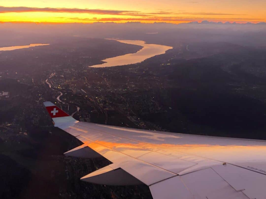 ニック・ハイドフェルドのインスタグラム：「#goodmorning #planeviews #nofilter #sunrise #mountains #lakezurich #zürisee」