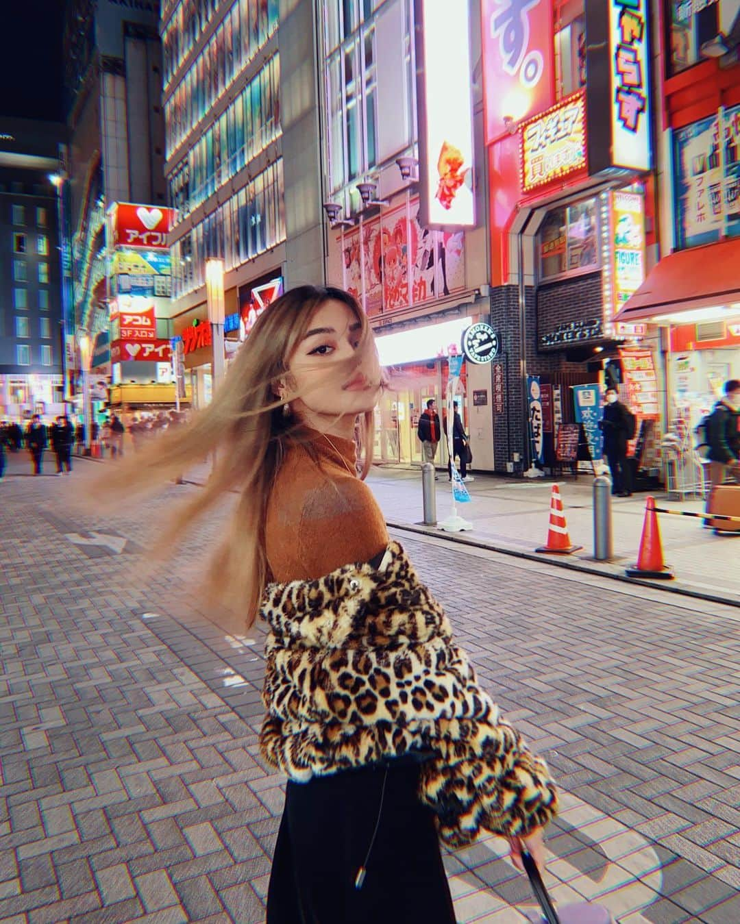 リリーマイマックさんのインスタグラム写真 - (リリーマイマックInstagram)「Feels like I’m in an anime 😆 I’m the biggest otaku so I love Akihabara 😊  Jacket from @loversfriendsla @revolve #revolvearoundtheworld」1月16日 18時42分 - lilymaymac