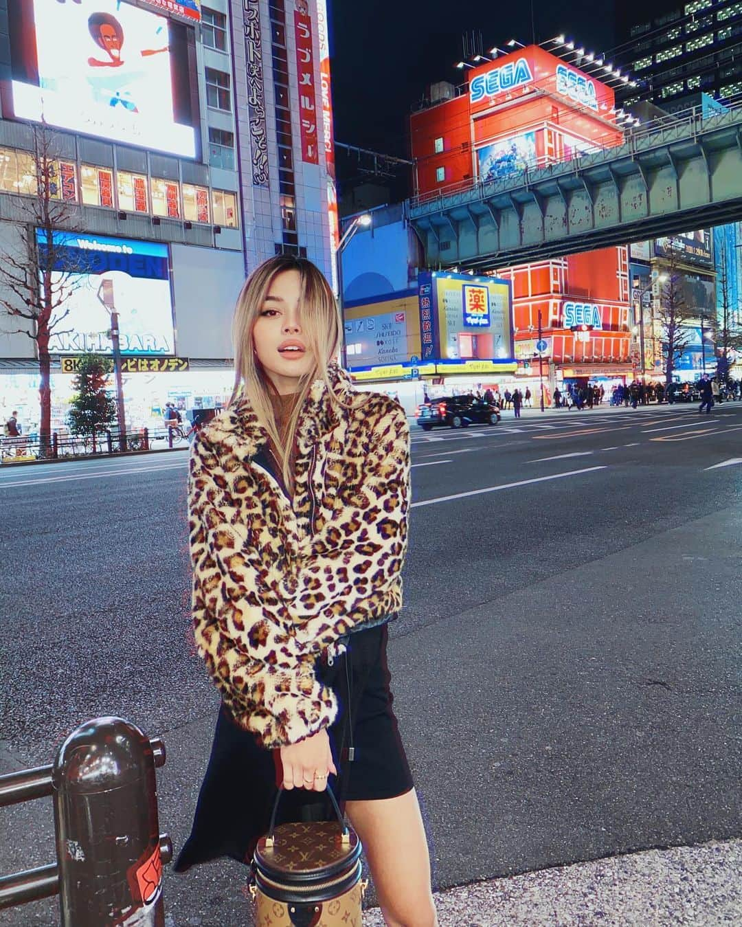 リリーマイマックさんのインスタグラム写真 - (リリーマイマックInstagram)「Feels like I’m in an anime 😆 I’m the biggest otaku so I love Akihabara 😊  Jacket from @loversfriendsla @revolve #revolvearoundtheworld」1月16日 18時42分 - lilymaymac