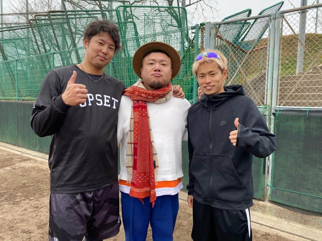 山岡泰輔さんのインスタグラム写真 - (山岡泰輔Instagram)「⁣ ⁣ ⁣ 今日は練習に @_____hippy_____ さんが来てくれました！⁣ 僕の大好きな君に捧げる応援歌と 広島弁で歌うきんさいやを歌ってくれました😆👌⁣ ⁣ 生の歌声は初めて聴いたけど めちゃくちゃ感動して鳥肌たちました🥺⁣ ⁣ 是非聴いてみてください🙇‍♂️🙇‍♂️⁣ ⁣  #hippy #広島 #感動 #鳥肌」1月16日 18時48分 - yamaokataisuke__official