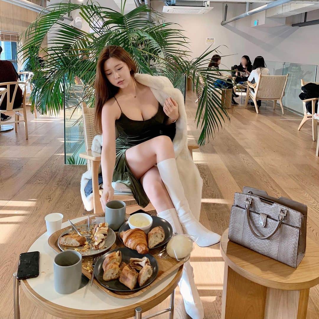 Choi Somiさんのインスタグラム写真 - (Choi SomiInstagram)「⠀⠀⠀⠀ #글랜더 #glander  빵순이 나히언니가 화장 거의 안 하는 게 더 예쁘대  언니 이제 이 얼굴만 보게 될 거야💚」1月16日 18時49分 - cxxsomi
