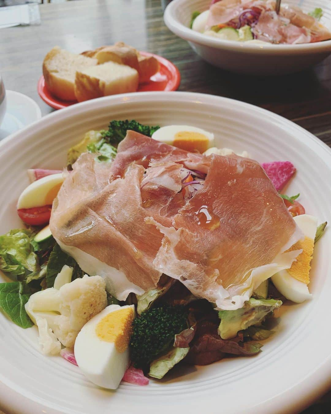 桜井未来さんのインスタグラム写真 - (桜井未来Instagram)「サラダランチ🥗 写真とは関係ないですが、地元のベーカリーレストランでバイト始めました😍🥐❤️ 娘が保育園に入れるまで、母に預かって貰える日だけですが😂 ベーカリーに入らせて貰えることになったの😍💓 ずっとパン教室🥐通ってたから、憧れのパン屋さんデビュー嬉しい😂💓 ・ ・ ・  #おしゃれ #オシャレ #デリスタグラム #デリスタグラマー #delicious #delistagrammer #レストラン #restaurant #instafood #foodstagram #foodpics #foodporn #グルメ #グルメ女子 #グルメ好き #ママ #パン #パン好き #パン教室 #パン屋 #ベーカリー #ベーカリーレストラン」1月16日 18時50分 - miki.sakurai0214