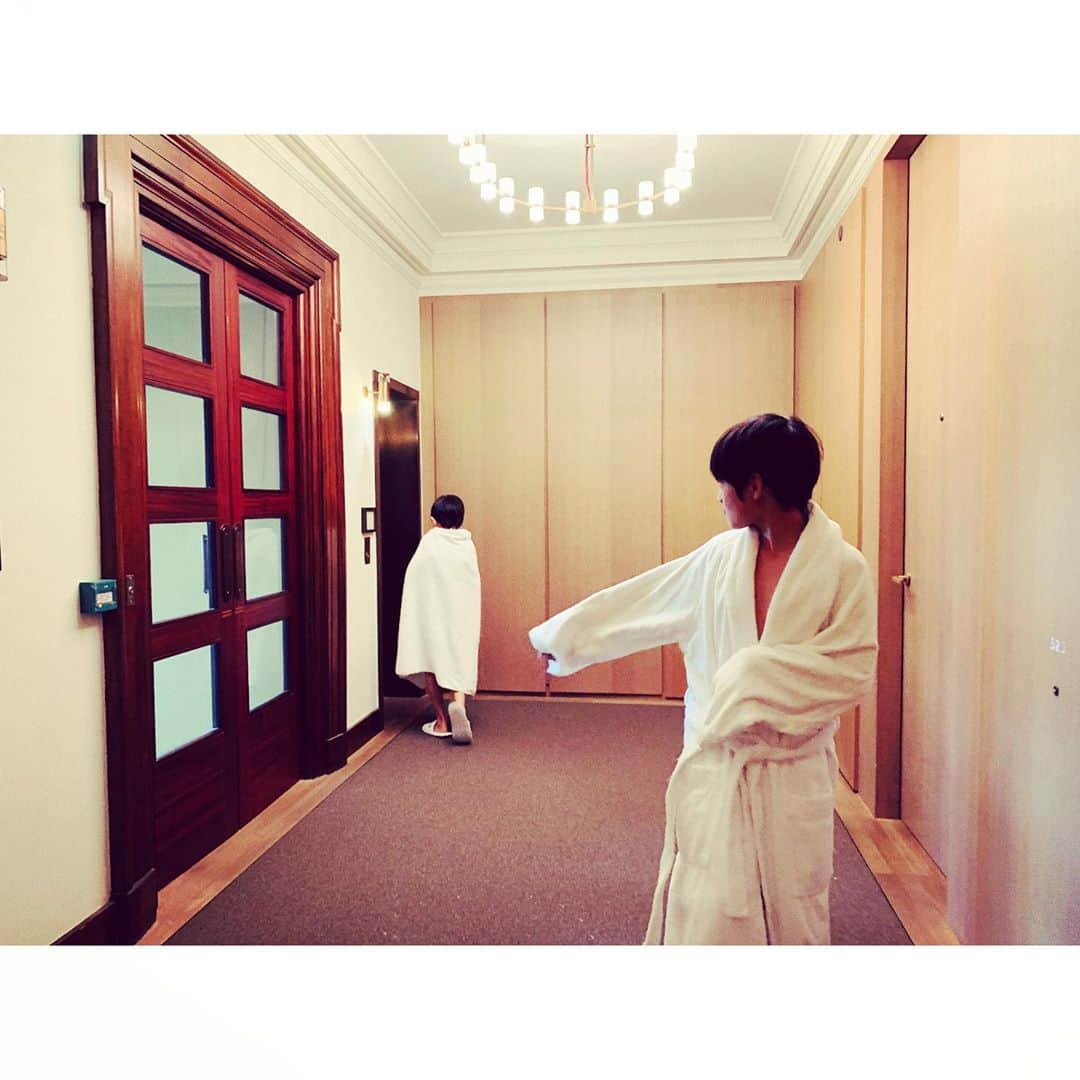 紗栄子さんのインスタグラム写真 - (紗栄子Instagram)「先日のロンドンでのBoysとのプールTime🏊‍♂️ 本当に大きくなったなぁ。。 #マイメン#ロンドン」1月16日 18時50分 - saekoofficial