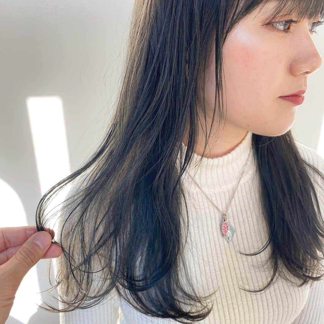 福元雄一郎さんのインスタグラム写真 - (福元雄一郎Instagram)「. 暗いけど透けるブルージュ◎ . #福元オリジナルカラー salon @switch_hair ———————————————————————— ♡成人式クーポンはこちら♡ 2020年、成人を迎える皆様へささやかなお祝いの気持ちを込めて、、♡ オールメニュー20%オフ(女性限定)させていただきます　✨✨ 1月4日(土)〜31(金)までのクーポンになります❕ ご予約の際に、『成人式クーポン』 と必ず一言お伝えください☺️ ※期間中は何度もクーポンが使えます！  成人式前も 成人式後も switchで可愛くなりましょう💕 ———————————————————————— ◇キレイな髪色にしたい方へ◇ 縮毛やストレートパーマ、黒染めが残っている方はブリーチ施術、カラーをするとダメージがかなり加わってしまいます。 場合によっては施術をお断りする場合があるのでご了承下さい。 １〜２年内に暗めのカラー、黒染めなどをした事がある方は、１〜２回ブリーチをする可能性があるので予約時にお伝えください。 （最終受付時間が変わります） ———————————————————————— ◇赤みが出ないカラーがしたい。 ◇透明感が欲しい。 ◇極力ダメージさせたくない。 そんな方は福元まで🙆🏻‍♂️ ———————————————————————— ファッション、気分、ダメージ、 一人一人にあわせた オーダーメイドカラー致します🎨 ———————————————————————— #イロンナカタチ ◇ご予約はDMでも承っております🙆‍♂️ . . . 透明感とツヤ感のある 大人カラーは福元まで。 . . . #switchhairFUKUOKA #switch  #switchhair  #福岡美容室  #大名美容室  #天神美容室 #ボブヘア#ボブヘアー#ミニボブ #外ハネボブ#ベージュ#グレージュ #透けるカラー #艶髪 #艶髪トリートメント #ホリスティックキュアドライヤー  #ホリスティックキュアカールアイロン #透明感カラー #ハイライトカラー #カラー」1月16日 18時51分 - yuichiro0522