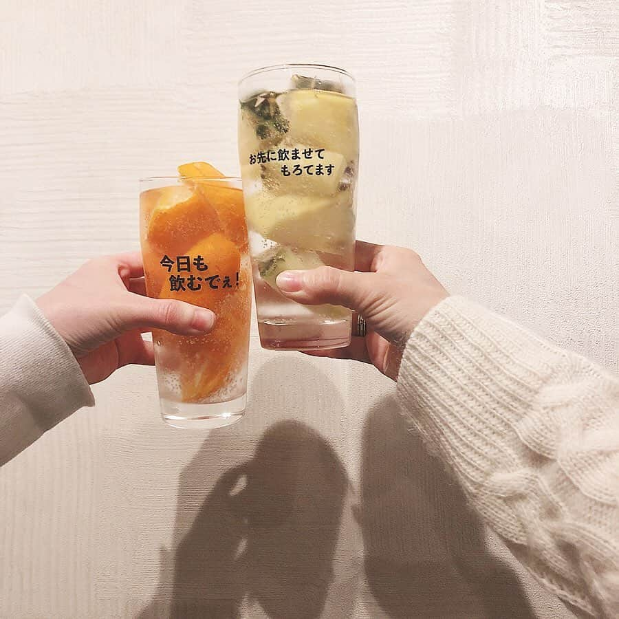 筒井愛実さんのインスタグラム写真 - (筒井愛実Instagram)「． 梅田にある〝立ち飲み 海〟@umi.tachinomi へ行ってきました🍻 15時〜23時までやっているお店でお酒大好きな私にとって梅田で昼から大好きな鳥刺しとお酒を嗜めるなんて最高🙌💯しかも鹿児島の黒さつま鶏を出してくれるからお造りも新鮮でめっっちゃ美味しいです🤤✨この日は黒薩摩のモモとムネと心刺し、白肝をいただきました😋 他にも鯛・シマアジ・平目・えんがわのお刺身、ナスの揚げ浸し、明太オムレツもいただきました←メチャ食べる🍽 ． お酒は果実を凍らせたフルーツチューハイがあったのでパインを飲んでいました🍍追いチューハイ出来るので何杯も楽しめるところもとっても魅力的✨友達はみかんを飲んでてそれも美味しそうだった🍊 ． 店内もとってもキレイだし、若い女の子たちも沢山きてて、店員さんも気さくにお話ししてくださるので凄く楽しかった👏♡友達とはモチロン、1人でも行きたいお店です🏃‍♀️💨 ． #立ち飲み海 #大阪グルメ #梅田グルメ #梅田ディナー #立ち飲み #立ち呑み #大阪立ち飲み #梅田居酒屋 #フルーツチューハイ #インスタ映え #1人呑み #日本酒」1月16日 19時01分 - manamin_158cm