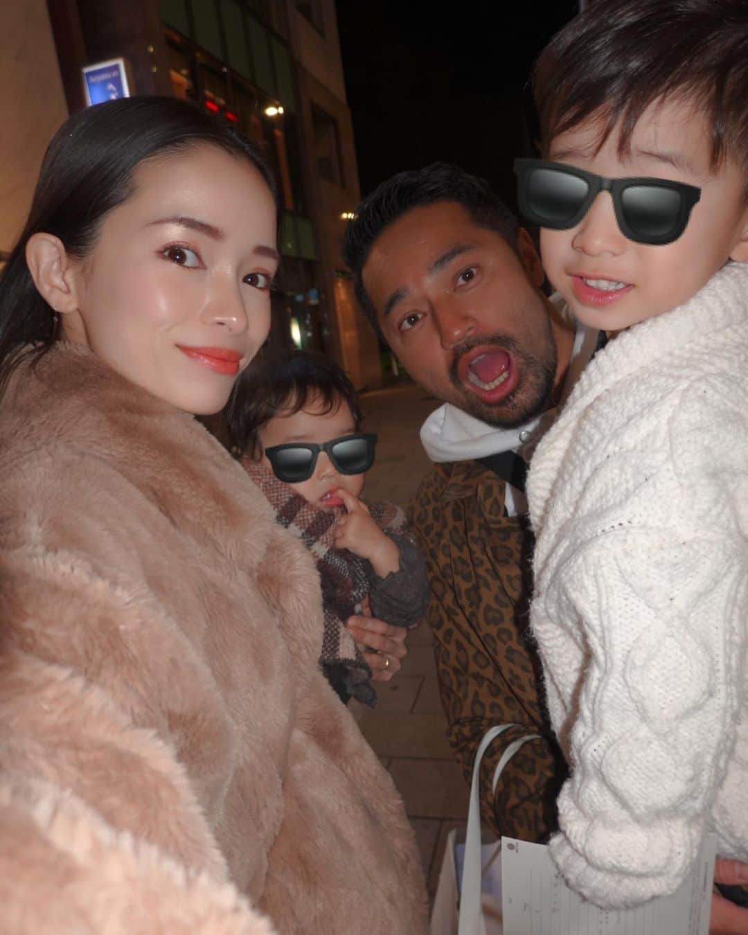 尾崎紗代子さんのインスタグラム写真 - (尾崎紗代子Instagram)「昨日は憲宇くんの誕生日。 という事で縁深いレストラン「casita」で バースデーディナー。 ここで付き合う前にデートして 披露宴もして、結婚記念日にも来たり😎 お料理が激ウマなのは勿論だけど 子連れディナータイムというのがあって 小さい子供連れでも気兼ねなく楽しめる😎 ご飯はお子様プレートがあって3歳の息子はご機嫌。 1歳の娘も食べられるものを用意して貰って 子連れには本当にありがたい。 そしてホスピタリティが素晴らしく いつでも温かく迎えてくださるスタッフの方々。 ここにいる時間はいつも幸せで 大好きで私達にとって大事な場所。 . 40歳節目の誕生日は ここで迎えたかった😎 . 誕生日おめでとう！ いつも優しく穏やかで仏のような夫に 救われる事ばかりです。 家事育児仕事にいつもありがとう。 これからもよろしくお願い致します。 .  @kenu_terui . #husband #husbandandwife #silver #johansilverman #jewelry #accessory #髭のある生活 #髭　#髭祭 #髭野郎 #髭スタグラム #男の子パパ #女の子パパ #baby  #momlife #mommylife #mommy  #育児 #男の子ママ #女の子ママ  #ママライフ  #3歳 #1歳  #二人育児 #motherof2 #motherhood」1月16日 19時00分 - osayo_osayo