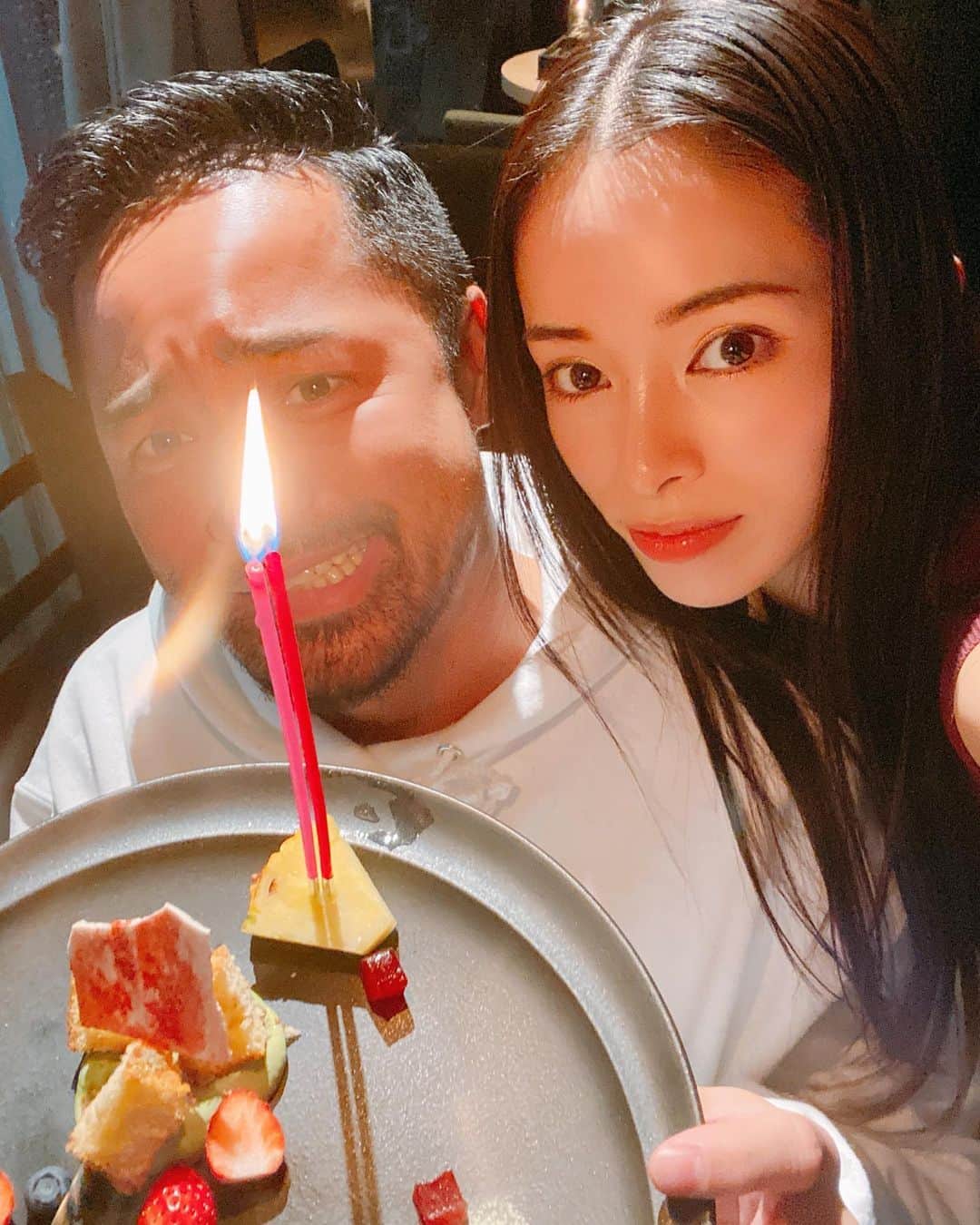 尾崎紗代子さんのインスタグラム写真 - (尾崎紗代子Instagram)「昨日は憲宇くんの誕生日。 という事で縁深いレストラン「casita」で バースデーディナー。 ここで付き合う前にデートして 披露宴もして、結婚記念日にも来たり😎 お料理が激ウマなのは勿論だけど 子連れディナータイムというのがあって 小さい子供連れでも気兼ねなく楽しめる😎 ご飯はお子様プレートがあって3歳の息子はご機嫌。 1歳の娘も食べられるものを用意して貰って 子連れには本当にありがたい。 そしてホスピタリティが素晴らしく いつでも温かく迎えてくださるスタッフの方々。 ここにいる時間はいつも幸せで 大好きで私達にとって大事な場所。 . 40歳節目の誕生日は ここで迎えたかった😎 . 誕生日おめでとう！ いつも優しく穏やかで仏のような夫に 救われる事ばかりです。 家事育児仕事にいつもありがとう。 これからもよろしくお願い致します。 .  @kenu_terui . #husband #husbandandwife #silver #johansilverman #jewelry #accessory #髭のある生活 #髭　#髭祭 #髭野郎 #髭スタグラム #男の子パパ #女の子パパ #baby  #momlife #mommylife #mommy  #育児 #男の子ママ #女の子ママ  #ママライフ  #3歳 #1歳  #二人育児 #motherof2 #motherhood」1月16日 19時00分 - osayo_osayo