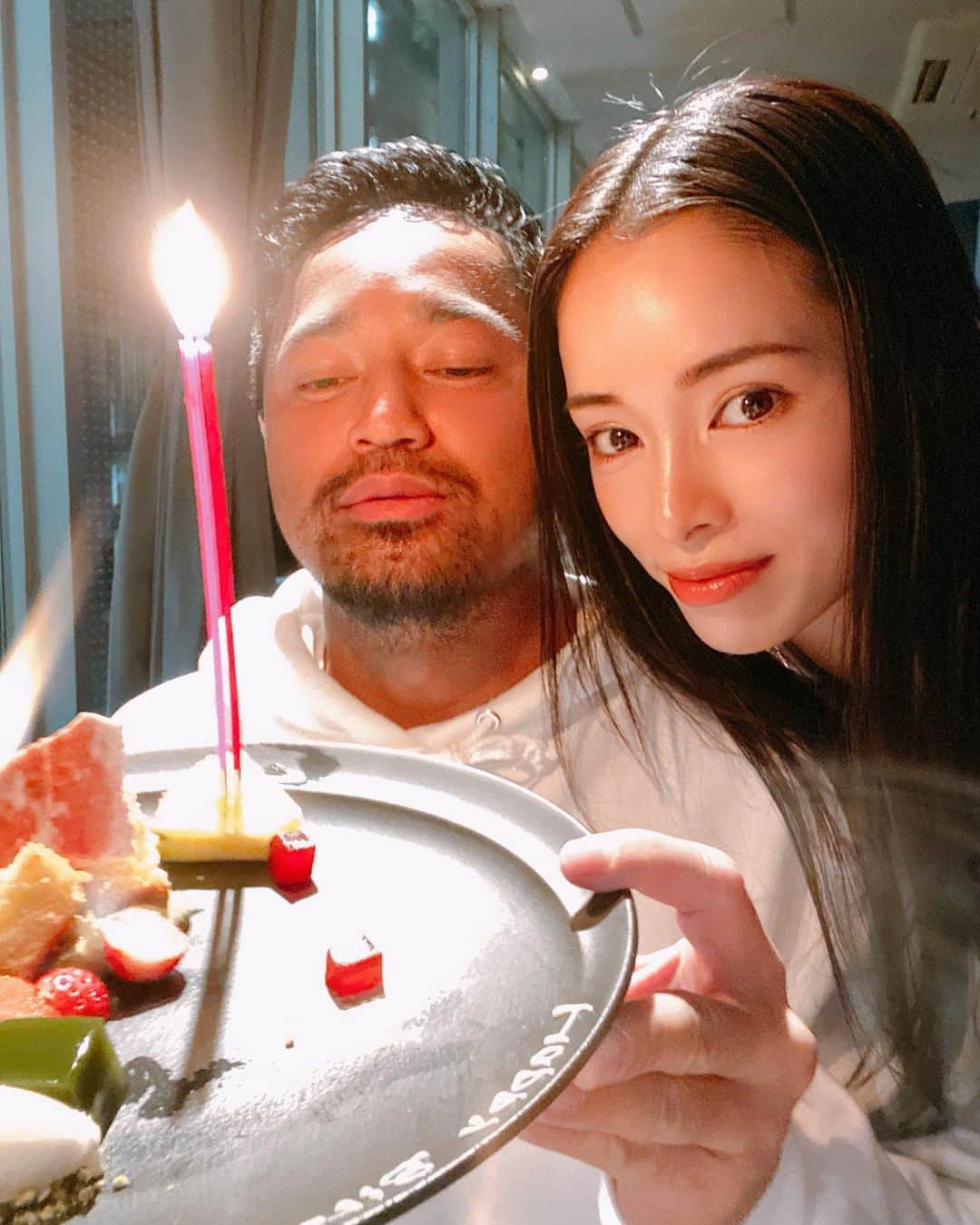 尾崎紗代子さんのインスタグラム写真 - (尾崎紗代子Instagram)「昨日は憲宇くんの誕生日。 という事で縁深いレストラン「casita」で バースデーディナー。 ここで付き合う前にデートして 披露宴もして、結婚記念日にも来たり😎 お料理が激ウマなのは勿論だけど 子連れディナータイムというのがあって 小さい子供連れでも気兼ねなく楽しめる😎 ご飯はお子様プレートがあって3歳の息子はご機嫌。 1歳の娘も食べられるものを用意して貰って 子連れには本当にありがたい。 そしてホスピタリティが素晴らしく いつでも温かく迎えてくださるスタッフの方々。 ここにいる時間はいつも幸せで 大好きで私達にとって大事な場所。 . 40歳節目の誕生日は ここで迎えたかった😎 . 誕生日おめでとう！ いつも優しく穏やかで仏のような夫に 救われる事ばかりです。 家事育児仕事にいつもありがとう。 これからもよろしくお願い致します。 .  @kenu_terui . #husband #husbandandwife #silver #johansilverman #jewelry #accessory #髭のある生活 #髭　#髭祭 #髭野郎 #髭スタグラム #男の子パパ #女の子パパ #baby  #momlife #mommylife #mommy  #育児 #男の子ママ #女の子ママ  #ママライフ  #3歳 #1歳  #二人育児 #motherof2 #motherhood」1月16日 19時00分 - osayo_osayo