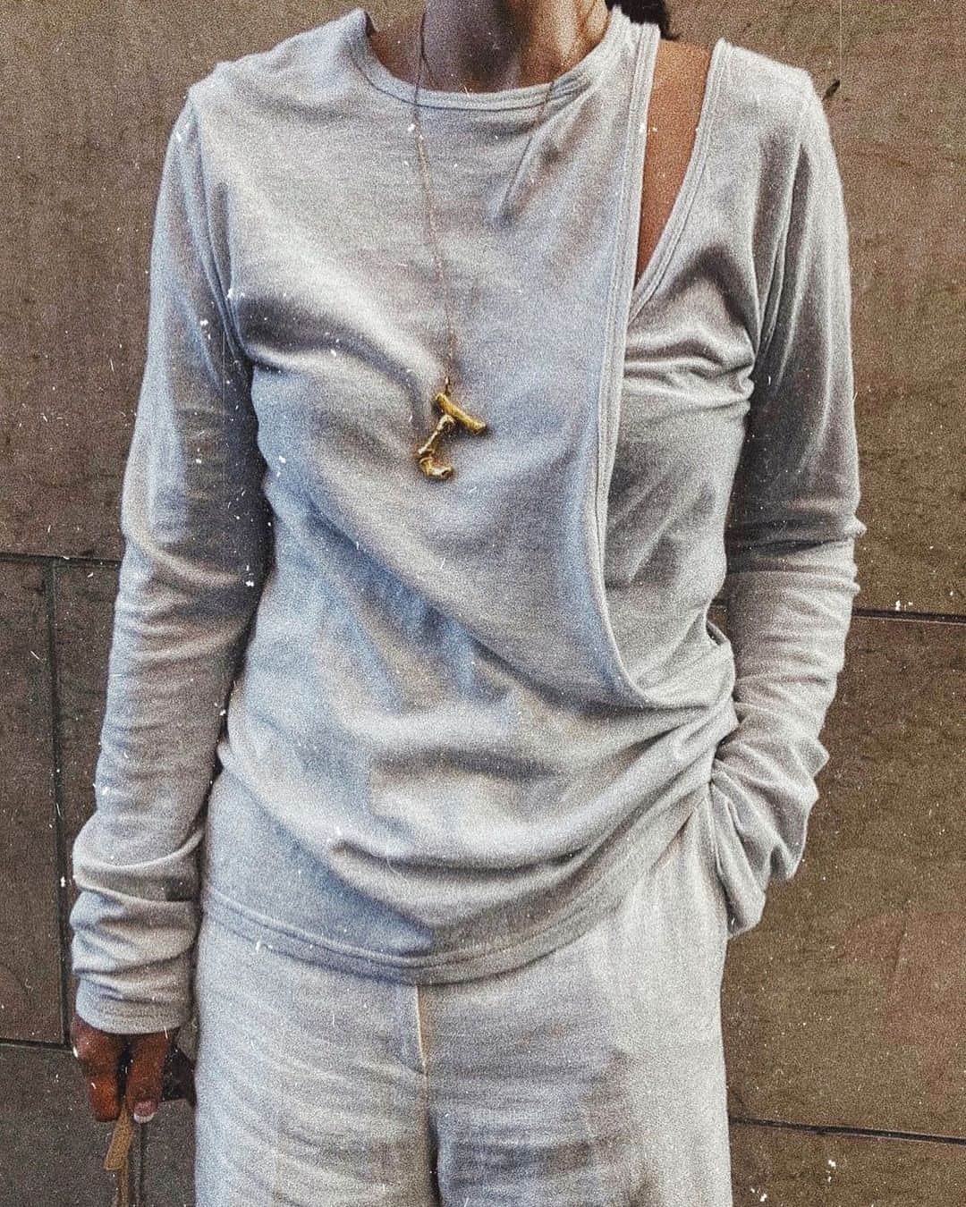 JUNNAのインスタグラム：「19時より @etretokyo 2020 Spring Collection "Mellow mist" がスタート致しました。  既に沢山のオーダーを頂きありがとうございます🙏  数量限定でノベルティーもご用意しております❤️ 今夜は19時よりインスタライブです💪  お気軽にご質問下さい😌  #エトレレイヤードカットソー  #2020etre_ss #etretokyo」