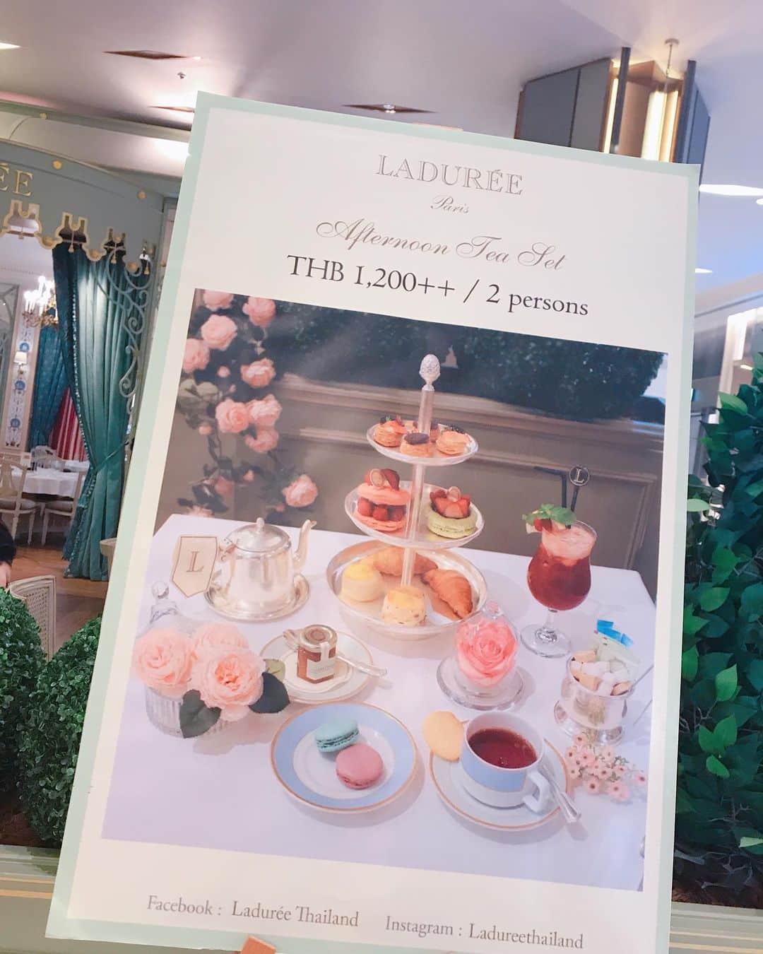 DJ MIYAさんのインスタグラム写真 - (DJ MIYAInstagram)「こんばんはーぁぁ❤️💗 明日Bangkok行きのflightなので、今packing中でーす❤️ またいつものMickeyのlaggageに詰め込んでる❤️(o^^o) . 現地の気温、35℃だってよ笑笑(o^^o)💗 . 水着、もちろん入れた❤️ . . .  写真は、2019.12月の #Bangkok旅行 . 明日、また羽田空港から行くときの写真載せられたらshareしまーすぅ❤️💗 . . ❤️❤️❤️ . わいわーい❤️❤️❤️ .  #バンコク　#タイ #タイ女子旅　#タビジョ　#Bangkoktrip #トラベラー　#バンコク旅 #タイ旅行　#東南アジア旅　#旅インスタグラマー　#ひとり旅女子 #旅ブロガー　#タイ旅行記　#インスタグラマー　#バンコクホテル #バンコクグルメ　#バンコク旅行　#今日のコーデ　#今日のファッション #旅好き女子 #マイトリップmiya  #女子旅コーデ  #ファッショニスタ #ブロガー #マイトリップ #アジア旅行 #タイ旅行記 #旅ファッション #タイと私 #マイトリップmiya  #バンコク大好き」1月16日 19時04分 - dj_miya