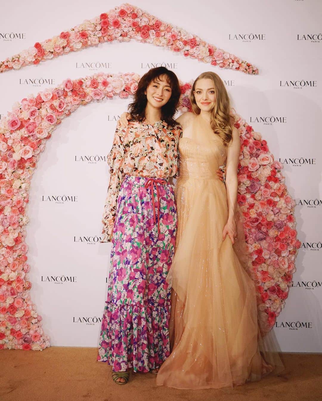Yoshiko Kris-Webb クリス-ウェブ佳子さんのインスタグラム写真 - (Yoshiko Kris-Webb クリス-ウェブ佳子Instagram)「服が完全にブレンドした#ランコム ナイト。 #lancomeofficial から2月14日に発売される新2層式化粧水#クラリフィック デュアル エッセンス ローション の発表会が新宿のパークハイアット東京で開催されました。「永遠の若さを保つ樹」として知られるブナから抽出したブナの芽エキス配合。使用前にシェイクすることで2種類のエッセンスがフレッシュな状態でバランス良く混ざり合う仕組みです。  @lanvinofficial のグローバルアンバサダー @mingey アマンダ・サイフリッドさんも登場💕ディナーのロングテーブルで一緒だったのは野崎萌香さん、矢野未希子さん、田丸麻紀さん、高垣麗子さん。  仕事場でしか会うことがない彼女たちと座ってゆっくり話せた楽しい夜でした！日焼けが止まらないミッ子と私は、マキちゃんと一緒にVERYのブラックレーベルとしてこれからも元気に邁進してまいります😂 @makikotakizawa なっ！」1月16日 19時07分 - tokyodame