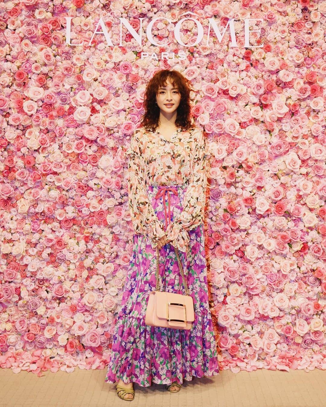のインスタグラム：「服が完全にブレンドした#ランコム ナイト。 #lancomeofficial から2月14日に発売される新2層式化粧水#クラリフィック デュアル エッセンス ローション の発表会が新宿のパークハイアット東京で開催されました。「永遠の若さを保つ樹」として知られるブナから抽出したブナの芽エキス配合。使用前にシェイクすることで2種類のエッセンスがフレッシュな状態でバランス良く混ざり合う仕組みです。  @lanvinofficial のグローバルアンバサダー @mingey アマンダ・サイフリッドさんも登場💕ディナーのロングテーブルで一緒だったのは野崎萌香さん、矢野未希子さん、田丸麻紀さん、高垣麗子さん。  仕事場でしか会うことがない彼女たちと座ってゆっくり話せた楽しい夜でした！日焼けが止まらないミッ子と私は、マキちゃんと一緒にVERYのブラックレーベルとしてこれからも元気に邁進してまいります😂 @makikotakizawa なっ！」