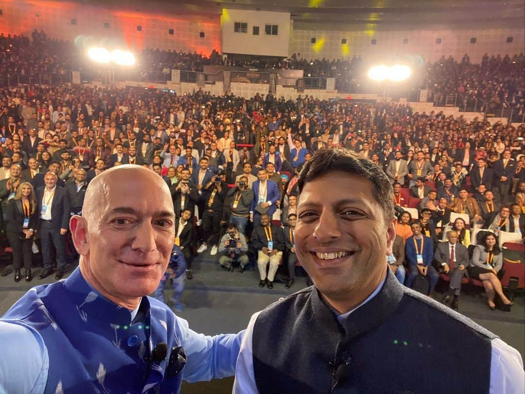 ジェフ・ベゾスさんのインスタグラム写真 - (ジェフ・ベゾスInstagram)「Grabbing a quick selfie at India’s small business summit. Everyone squeeze in a little tighter! #amazonsmbhav」1月16日 19時07分 - jeffbezos