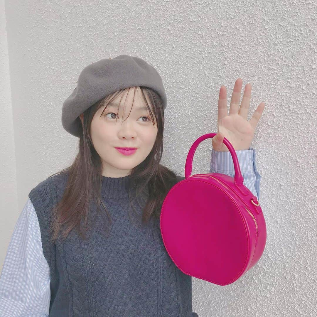 la farfaさんのインスタグラム写真 - (la farfaInstagram)「好評発売中のla farfa1月号から﻿ 表紙で登場してくれた富田望生ちゃんの﻿ オフショット🎉✨﻿ ﻿ コミカルな表情と動きでも おしゃれな雰囲気に📸💭﻿ ﻿ ﻿ 特別付録はアズ ノゥ アズ オオラカとコラボし﻿ 昨年完売した2色パレットが、﻿ 今年も+1で6個がセットになってカムバック♥﻿ ﻿ アイシャドウ、アイブロウに使えるパウダー系6色、アイシャドウ、リップ&チークに使えるクリーム系6色の合計12色は必見です📸✨﻿ ﻿ そして、今回は人気のラファモ﻿ 「もも」「UraN」「ごりちゃん」の3人が﻿ それぞれ4色ずつカラーセレクトした﻿ パレットのベースメイクから、﻿ 新春のトレンド顔になれる応用編まで、﻿ 幅広いラインナップをご紹介🎨🎨🎨﻿ ﻿ トレンドのマット系パープルから﻿ 定番のブラウンをニュアンスで使えるように﻿ 6色もそろえた冬向けのカラーをそろえ、﻿ ゴールドパール、ピンクパール、バーガンディ、﻿ ボルドーと今旬のカラーまでそろったパレットは﻿ 使い勝手が抜群🙌🏻✨﻿ ﻿ これさえあれば年末年始のイベントメイクを﻿ モノにできちゃう2色パレット×6個セットは﻿ 売り切れ必至です💖﻿ ﻿ 表紙は「富田望生」さんです♥﻿ ・第一特集「富田望生 Cover Story」﻿ ・第二特集「おしゃれ番長決定戦!」﻿ ・第三特集「あいまる&ここあの年末年始2MONTHS着回し!」﻿ ﻿ また、lafarfaグルメでは〝モスバーガー〟の定番&新メニュー&を紹介していて、今回もお得なプレゼント企画もあります♥﻿ ﻿ ぜひご覧くださいませ🙇💖﻿ ﻿ ﻿ #富田望生﻿ #lafarfa#ラファーファ﻿ #ぽっちゃり#plussize﻿ #付録#雑誌付録#付録目当て﻿ #コスメ#アイシャドー#ハイライトカラー」1月16日 19時13分 - lafarfa.official