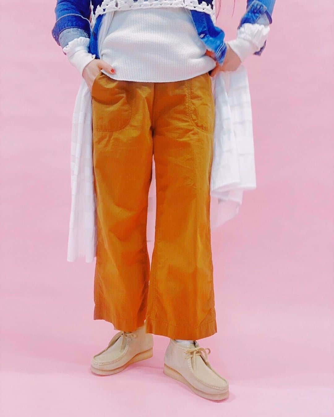 のインスタグラム：「. 【BEAMS BOY Director’s Mag】 -JAN 16th- “今”履きたい、ランチパンツ  本日は、ボトムスです。 クロップド丈の太めシルエットが綺麗な、〈BEAMS BOY〉新作のランチパンツです。  50年代のデニムランチパンツを元ネタに、『もっと今っぽく手軽にはける』をイメージして企画しました。  古着屋さんで見る、ペンキが飛び散ったり、派手に色落ちしているランチパンツもカッコいいですが、デイリーに着こなそうとすると、スタイリングに悩みます。。 サラッと軽いコットンポプリンを採用し、ペーパーライクな生地感が、今っぽさと夏にも履きたくなる爽やかさを与えてくれます。  決して、派手な存在ではないですが 今季一押しの期待の星です。  シンプルだからこそ、縫製のステッチに沿って出来上がる、立体的なパッカリング（シワ感）が最高のデザインですね～！！ . COAT:13-19-0474 KNIT VEST:13-05-0099 DENIM JACKET:13-18-0094 DRESS:13-26-0842 LONG SLEEVE T-SHIRT:13-14-0243 PANTS:13-24-0894 SOCKS:13-43-0284 SHOES:13-32-0199 OTHER: @inohiromi 's OWN #beamsboy_directors_mag  information:03-5770-5550  #beams #beamsboy #ビームス #ビームスボーイ #原宿 #tokyo #harajuku #beamsboyharajuku #navyboy」