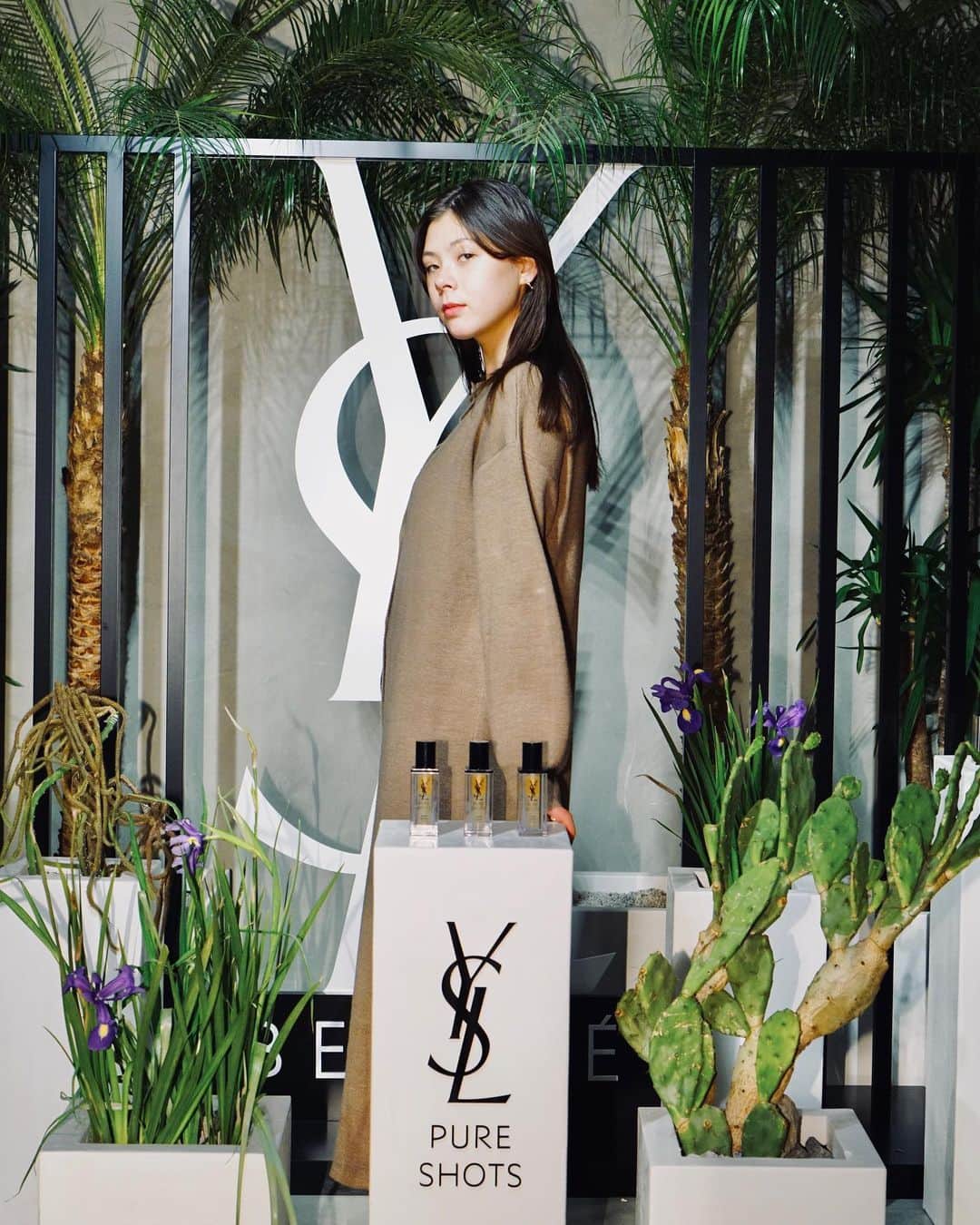 エモン・久瑠美のインスタグラム：「YSL beauty ❤️ #pureshots #ピュアショット #3枚目はゆういちろうさんが肌診断をしております」