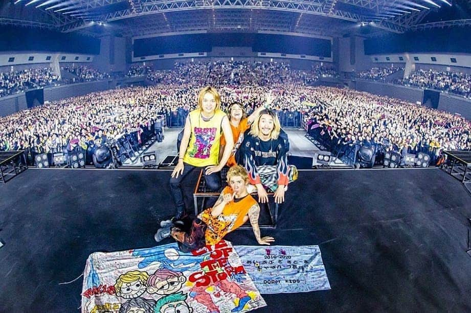 ONE OK ROCK WORLDさんのインスタグラム写真 - (ONE OK ROCK WORLDInstagram)「EYE OF THE STORM JAPAN TOUR 2019-2020 福岡,マリンメッセ福岡(1日目)  _ @10969taka ただいま。地元。福岡。笑笑 明日もよろしく。 @cazrowaoki  I'm back.  My territory.  Fukuoka.  LOL See you tomorrow. @cazrowaoki  _ @toru_10969 俺も福岡好きやで。残り1日よろしく頼むよ！！📸 @cazrowaoki  I like Fukuoka too.  Let's do it,the last day! ! 📸 @Cazrowaoki  _ @tomo_10969 福岡3日目🔥  福岡帰ってきたよー。 あたたかい空気に包まれた素敵な夜でした。 ありがとう✨🕊 @cazrowaoki 📸  #親戚のおっちゃんのトーン　#2020倍　#福岡地元計画  Fukuoka Day 3🔥  We are back Fukuoka! It was a beautiful night wrapped in warm atmosphere. Thank you ✨🕊@cazrowaoki 📸 #親戚のおっちゃんのトーン　#2020倍　#福岡地元計画  _ @ryota_0809 福岡ありがとう！！！ みんなほんまに最高やわ😊🤝 明日も宜しくね！！！！ Photo by @cazrowaoki 📸  Thank you Fukuoka! ! ! You guys are really the best😊🤝 See you tomorrow! ! ! !  Photo by @cazrowaoki 📸  #oneokrockofficial #10969taka #toru_10969 #tomo_10969 #ryota_0809 #fueledbyramen #eyeofthestorm #eyeofthestormjapantour20192020」1月16日 19時31分 - oneokrockworld