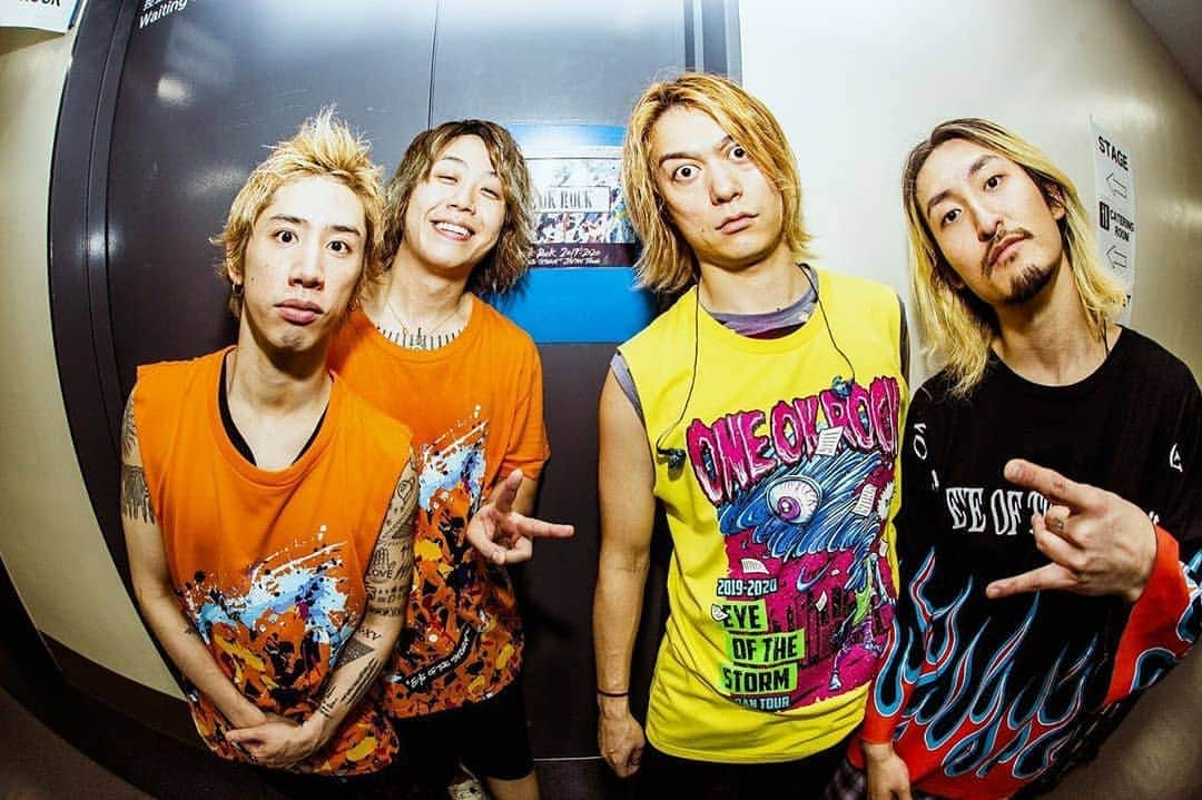 ONE OK ROCK WORLDさんのインスタグラム写真 - (ONE OK ROCK WORLDInstagram)「EYE OF THE STORM JAPAN TOUR 2019-2020 福岡,マリンメッセ福岡(1日目)  _ @10969taka ただいま。地元。福岡。笑笑 明日もよろしく。 @cazrowaoki  I'm back.  My territory.  Fukuoka.  LOL See you tomorrow. @cazrowaoki  _ @toru_10969 俺も福岡好きやで。残り1日よろしく頼むよ！！📸 @cazrowaoki  I like Fukuoka too.  Let's do it,the last day! ! 📸 @Cazrowaoki  _ @tomo_10969 福岡3日目🔥  福岡帰ってきたよー。 あたたかい空気に包まれた素敵な夜でした。 ありがとう✨🕊 @cazrowaoki 📸  #親戚のおっちゃんのトーン　#2020倍　#福岡地元計画  Fukuoka Day 3🔥  We are back Fukuoka! It was a beautiful night wrapped in warm atmosphere. Thank you ✨🕊@cazrowaoki 📸 #親戚のおっちゃんのトーン　#2020倍　#福岡地元計画  _ @ryota_0809 福岡ありがとう！！！ みんなほんまに最高やわ😊🤝 明日も宜しくね！！！！ Photo by @cazrowaoki 📸  Thank you Fukuoka! ! ! You guys are really the best😊🤝 See you tomorrow! ! ! !  Photo by @cazrowaoki 📸  #oneokrockofficial #10969taka #toru_10969 #tomo_10969 #ryota_0809 #fueledbyramen #eyeofthestorm #eyeofthestormjapantour20192020」1月16日 19時31分 - oneokrockworld