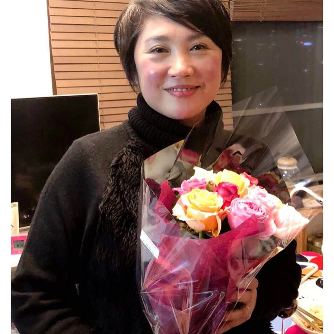 原千晶さんのインスタグラム写真 - (原千晶Instagram)「1月13日 子宮体がんの手術から 無事に10年を迎えられました  これも全て 私に関わって下さった 沢山の方々のお陰です。  これからも 私の経験や、患者会の活動が 1人でも多くの人の役に立ちます様に… 真摯に頑張っていきます。  先日、大切な仲間に囲まれて 10年をお祝いして いただきました！ 1年1年を表した10本の 色が違うバラの花束💐 感激し過ぎて、涙涙…  大切な人の気持ちが心に 染み渡りました 本当に本当にありがとう ございます！！ #子宮体がん #子宮頸がん #乳がん #卵巣がん #婦人科がん #よつばの会  #園田マイコさん #山崎多賀子さん」1月16日 19時35分 - seribukristal