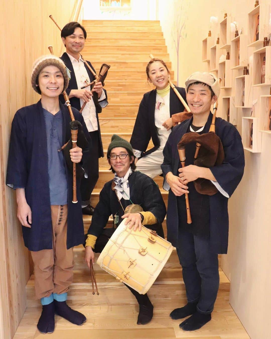 松本野々歩のインスタグラム：「「幸町バグパイプCLUB」（SBC） 餅ついて バグパイプ吹いて 歌って踊って ついた餅を美味しそうに食べてる人たちがいて  もっちりにっこり顔になっちゃう  なかなかな多忙メンバーで　集まりずらいけれど 2020年も　楽しいところに呼んでもらえたらいいなぁ〜　 そして　めざせ海外ツアー！！🥳」