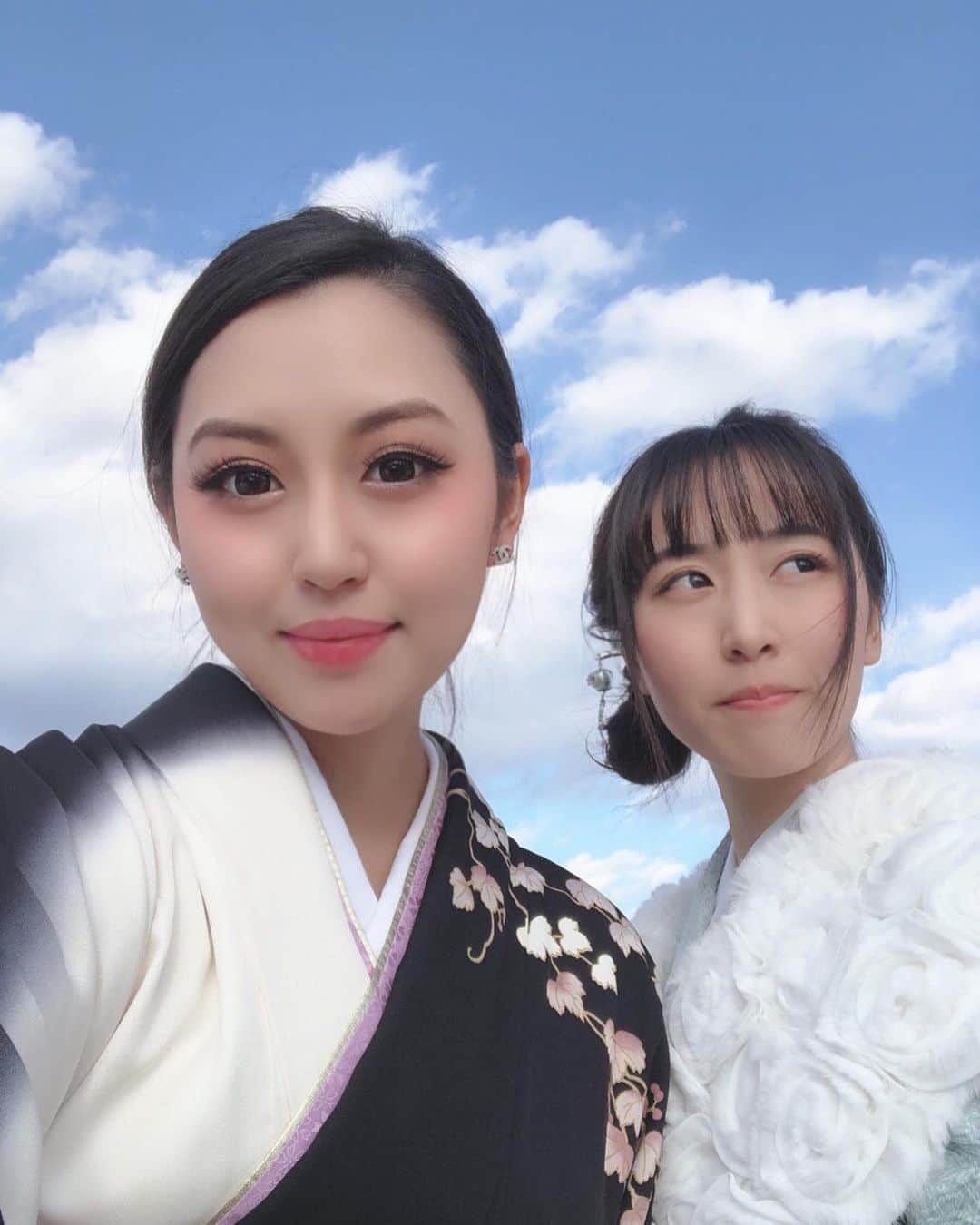 岩上愛美のインスタグラム：「今更感ありますが初詣に着物を着たので👘 (カップ酒持ってる😂🍶) #初詣 #着物 #訪問着 #小紋 #和服 #和装 #着物ヘア #姉妹 #自分で着物を着れると楽 #神社 #今更感 #kimono #kimonostyle #japan #japanese #sister」