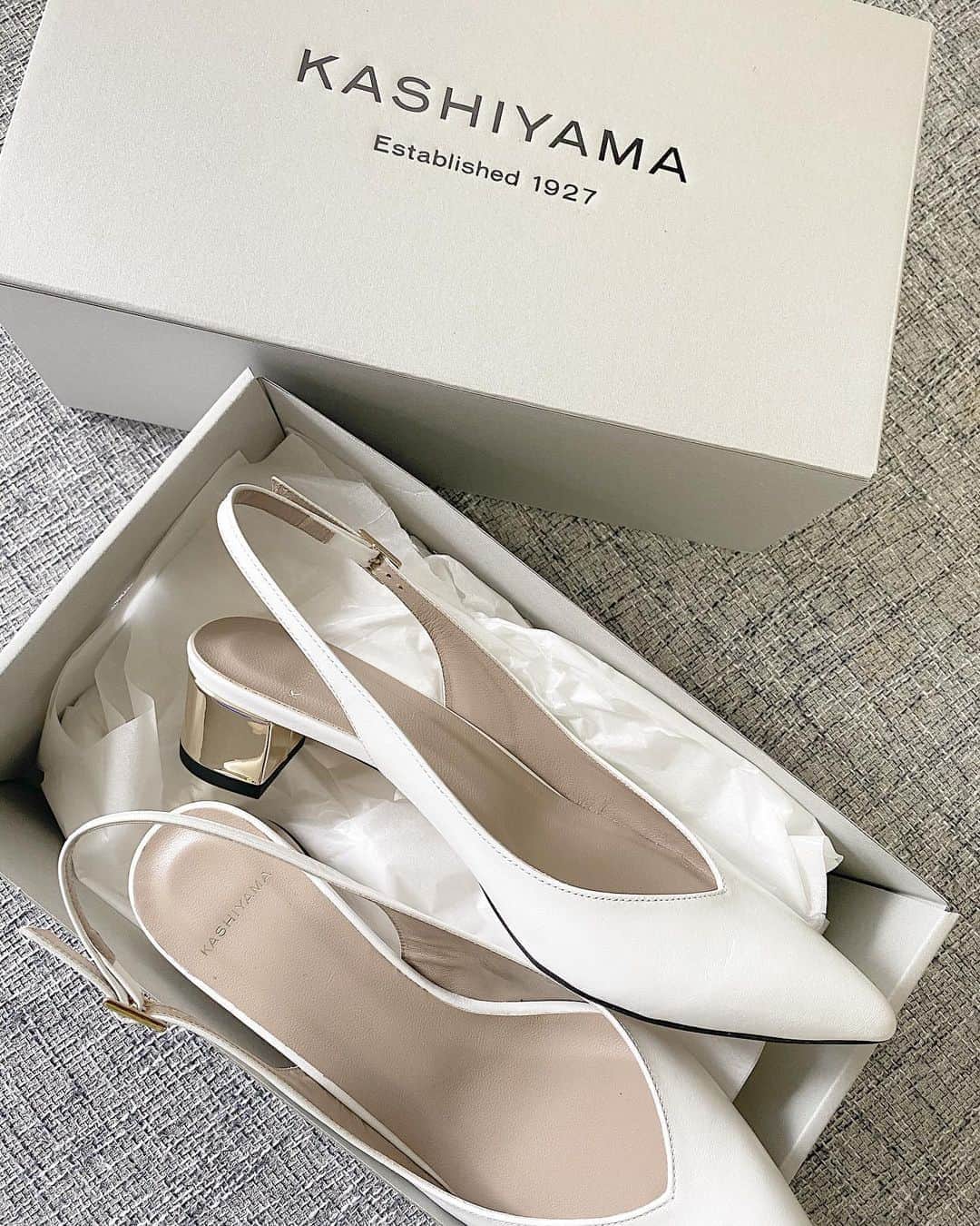 のインスタグラム：「. @kashiyama1927ws_official でオーダーした靴がついに届きました！ . 色はね、今回実は持ってないホワイトに。 ヒールの高さは低めの35mm &ゴールド、 靴づれしやすいのでかかとは紐タイプで作ってもらいました！ . こんな感じで 自分の足に合ったサイズ、幅から (左右のサイズも変えられちゃうぽい！) ヒールの高さ、ヒールの太さ、かかとありなし、シューズの形、色、素材、シールの色、 全部自分の好みに仕上げられるのに 1、2万円くらいで作れちゃうから最高です。 もっと色々作りたい..💕 . #KASHIYAMA#ordershoes #カシヤマ#カシヤマオーダーシューズ#PR」