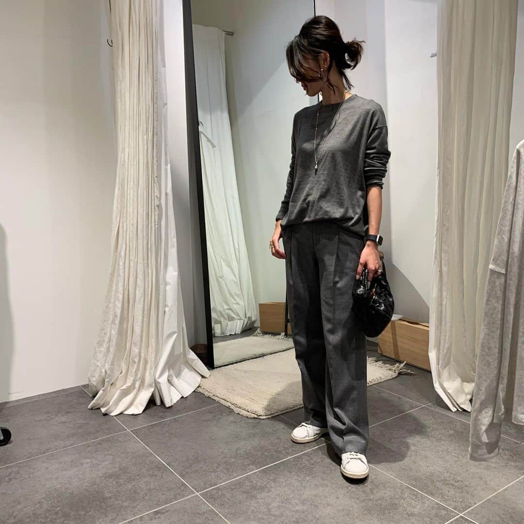 liiiiche23のインスタグラム：「・ ・ 新年初お買い物👠　 まだセールやってて かなりお買い得にコート買えた🧥✨ グレーのワントーンコーデ🐭 このセーター着心地が最高🤍 ・ ・ #code #coordinate #fashion #outfit #ootd #outfitoftheday #dailylook #dailylook_japan #dailylook_jp #instafashion #stunninglure #スタニングルアー #milaowen #ミラオーウェン #ワイドパンツ #bottegaveneta #bottegavenetabag #newbottega #ボッテガ #ボッテガヴェネタ #adidas #adidasshoes #アディダス #sneakers #スニーカー #loewe #ロエベ」
