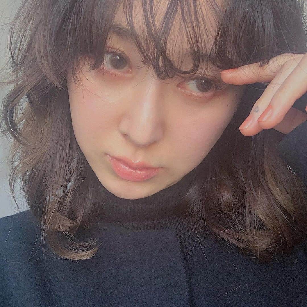 吉河唯さんのインスタグラム写真 - (吉河唯Instagram)「最近かきあげてるか帽子ばっかりだったので、久しぶりに前髪降ろしたらリアルにうざばんぐになってました🤷🏻‍♀️今日はほぼ前が見えない日でした🤦🏻‍♀️」1月16日 19時59分 - yui_yoshikawa