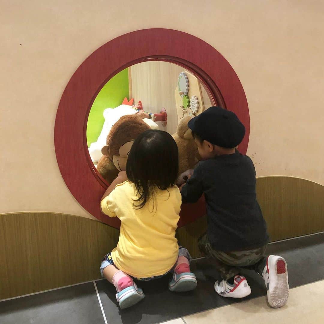 のインスタグラム：「昨日は久しぶりにお友達と遊べて 嬉しそうでした😆  #お友達の名前を呼べた #2歳1か月  #男児　#男同士　#仲良し　#キッズランド　#ジョージが覗いてる」