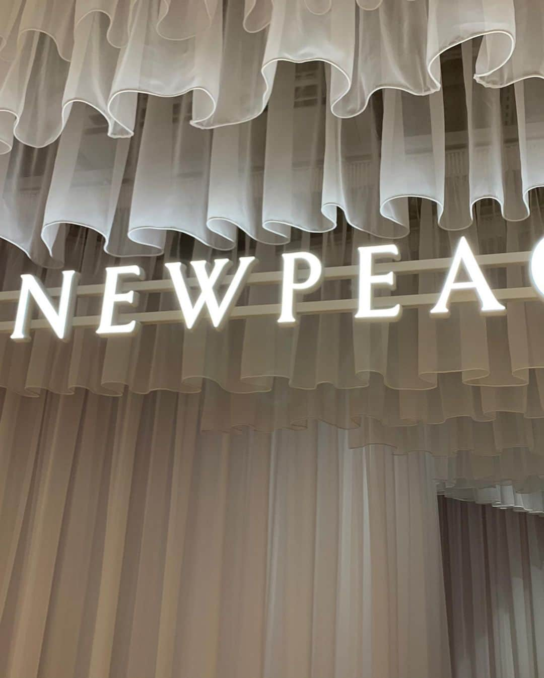 satomiさんのインスタグラム写真 - (satomiInstagram)「2月3日に新発売のAIモーションマットレス『NEWPEACE』の体験をしてきたよー！ * マットレスにAIが組み込まれた最新マットレス💤 睡眠時間ワースト1が日本なんだって！ だから短い時間で質の良い睡眠がとれるために 開発されたんだよー♡ * いざ体験させて頂いたんだけど本当に感動♡ AIで自分の動きや温度を合わせてくれて本当 浮いてるみたいな軽い気持ちでリラックス😴 寝つきの悪い私でも寝落ちしかけました笑💦 本当体験して欲しい〜！感動するよ💓 * 1月16日からウェブサイトで申し込みをすれば誰でも睡眠体験が無料で可能だからぜひ✅checkしてみてね！ * * #NEWPEACE  #動きで眠る #bcginza  #AIモーションマットレス #睡眠 #理想の睡眠  #美健康睡眠 #PR #銀座 #AIマットレス #マットレス」1月16日 20時04分 - saatoomii47