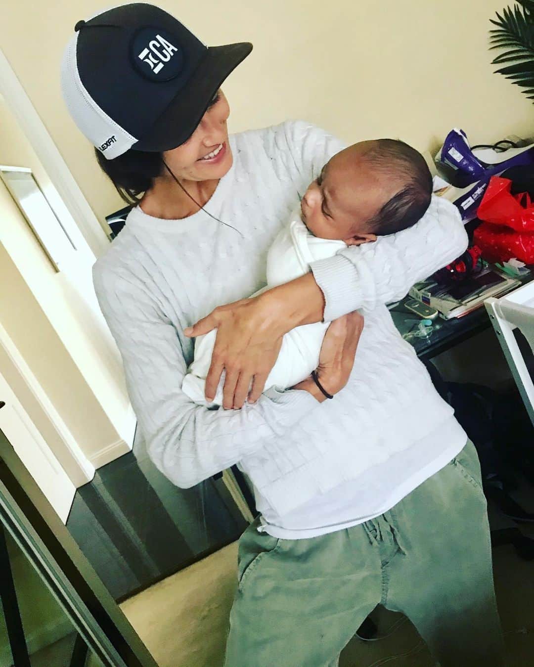 シャーニ・ヴィンソンのインスタグラム：「So my best friend @becca_sopher and her hubby @itshaydock went ahead and made the world’s cutest #baby! 👶🏾 #magicalmakai #babyboy #nephew #Makai #AuntySharni #backback」