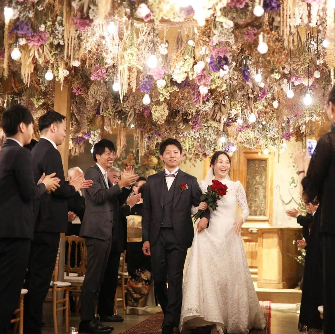 Ruban Weddingさんのインスタグラム写真 - (Ruban WeddingInstagram)「クラシカルなドレスに映える、真っ赤なバラのブーケ。﻿ ﻿ ダーズンローズセレモニーで、大切な人たちから一本一本手に取り、愛情と共に束ねて作る世界に一つだけのブーケです。﻿ ﻿ 感謝の気持ちを込めて、挙式でも大切なゲストの皆様にご参加頂きました。﻿ ﻿ ﻿ bride: @kawaisue1214  planner: @rie.08.11 @ruban_yuri  photo: @ruban_arakichi ﻿﻿ florist : @mugukao ﻿ dress: @non_rhetoric ﻿ hairmake: @portebleue ﻿ ﻿ ﻿ --------------------------﻿ ﻿ ﻿ ﻿ 【2020年初のSpecial イベント情報】﻿ ↓﻿ ✼ We play “𝑭𝑨𝑺𝑯𝑰𝑶𝑵 ”✼﻿ 2020.1.19 sun【入場無料】﻿ 13:00 START（12:30 open）﻿ ﻿ ファッションは自由！ウェディングも自由！﻿ 普段使いも出来るアイテムをドレスに合わせた、𝑭𝑨𝑺𝑯𝑰𝑶𝑵 𝑳𝑶𝑽𝑬𝑹待望のイベントを開催✯﻿ ファッションを楽しむイベントなので、﻿ ご結婚式を検討されていない方もご来場頂けます！﻿ ﻿ 事前にご予約頂いた方には、﻿ 女の子がもらって嬉しい﻿ ドライフラワーのプチブーケをプレゼント♡﻿ ﻿ ♛ contents ♛﻿ ・ドレスとファッションを組み合わせたファッションショー﻿ ・普段も使える洋服やアクセサリーの販売ブース﻿ ・ヘアメイク体験ブース﻿ ・ドレス試着体験ブース﻿ ・ドライフラワーのフォトブース﻿ ﻿ など、お洒落が大好きな女性に嬉しいコンテンツ盛り沢山👠💍﻿ ﻿ ファッションショーで感性を刺激して、販売ブースでは気になるトレンドアイテムをゲットして、ドレスを着てヘアメイクをしてもらって、フォトブースで可愛い写真を撮って下さいね📸﻿ ﻿ 2020年もファッショナブルに過ごしましょう!!﻿ ﻿ 随時ご出店頂くショップ様のご紹介をしていきますので、チェックして下さいね✔️﻿ ﻿ ﻿ ﻿ ﻿ お問い合わせはWEBサイトorお電話にて🌿﻿ 📞087-873-2292﻿ DMからのご質問もお受けしております！﻿ ﻿ お気軽にご相談下さいませ！ ﻿ 結婚式場 Ruban-リュバン-﻿ Open 10:00-19:00﻿ 毎週火曜定休日﻿ 香川県高松市香西北町181-1﻿ ﻿ #rubanwedding#ruban#リュバン#アンティーク#花嫁#プレ花嫁#香川県のプレ花嫁さんと繋がりたい#香川県の卒花嫁さんと繋がりたい#日本中の卒花嫁さんと繋がりたい #日本中のプレ花嫁さんと繋がりたい #花嫁会#花嫁diy#ウェディング#結婚式場#weddingnews #高松結婚式場#chainonwedding #marry#rubanwedding 香川#香川県#高松#高松市#フォトウェディング#香川花嫁#高松花嫁#高松イベント#高松市イベント#fashion#fashionista #fashiongram﻿」1月16日 20時10分 - rubanwedding