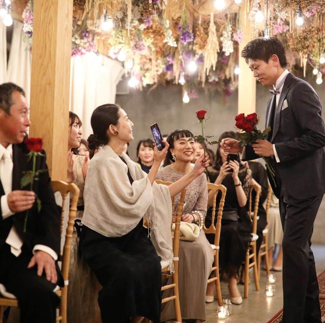 Ruban Weddingさんのインスタグラム写真 - (Ruban WeddingInstagram)「クラシカルなドレスに映える、真っ赤なバラのブーケ。﻿ ﻿ ダーズンローズセレモニーで、大切な人たちから一本一本手に取り、愛情と共に束ねて作る世界に一つだけのブーケです。﻿ ﻿ 感謝の気持ちを込めて、挙式でも大切なゲストの皆様にご参加頂きました。﻿ ﻿ ﻿ bride: @kawaisue1214  planner: @rie.08.11 @ruban_yuri  photo: @ruban_arakichi ﻿﻿ florist : @mugukao ﻿ dress: @non_rhetoric ﻿ hairmake: @portebleue ﻿ ﻿ ﻿ --------------------------﻿ ﻿ ﻿ ﻿ 【2020年初のSpecial イベント情報】﻿ ↓﻿ ✼ We play “𝑭𝑨𝑺𝑯𝑰𝑶𝑵 ”✼﻿ 2020.1.19 sun【入場無料】﻿ 13:00 START（12:30 open）﻿ ﻿ ファッションは自由！ウェディングも自由！﻿ 普段使いも出来るアイテムをドレスに合わせた、𝑭𝑨𝑺𝑯𝑰𝑶𝑵 𝑳𝑶𝑽𝑬𝑹待望のイベントを開催✯﻿ ファッションを楽しむイベントなので、﻿ ご結婚式を検討されていない方もご来場頂けます！﻿ ﻿ 事前にご予約頂いた方には、﻿ 女の子がもらって嬉しい﻿ ドライフラワーのプチブーケをプレゼント♡﻿ ﻿ ♛ contents ♛﻿ ・ドレスとファッションを組み合わせたファッションショー﻿ ・普段も使える洋服やアクセサリーの販売ブース﻿ ・ヘアメイク体験ブース﻿ ・ドレス試着体験ブース﻿ ・ドライフラワーのフォトブース﻿ ﻿ など、お洒落が大好きな女性に嬉しいコンテンツ盛り沢山👠💍﻿ ﻿ ファッションショーで感性を刺激して、販売ブースでは気になるトレンドアイテムをゲットして、ドレスを着てヘアメイクをしてもらって、フォトブースで可愛い写真を撮って下さいね📸﻿ ﻿ 2020年もファッショナブルに過ごしましょう!!﻿ ﻿ 随時ご出店頂くショップ様のご紹介をしていきますので、チェックして下さいね✔️﻿ ﻿ ﻿ ﻿ ﻿ お問い合わせはWEBサイトorお電話にて🌿﻿ 📞087-873-2292﻿ DMからのご質問もお受けしております！﻿ ﻿ お気軽にご相談下さいませ！ ﻿ 結婚式場 Ruban-リュバン-﻿ Open 10:00-19:00﻿ 毎週火曜定休日﻿ 香川県高松市香西北町181-1﻿ ﻿ #rubanwedding#ruban#リュバン#アンティーク#花嫁#プレ花嫁#香川県のプレ花嫁さんと繋がりたい#香川県の卒花嫁さんと繋がりたい#日本中の卒花嫁さんと繋がりたい #日本中のプレ花嫁さんと繋がりたい #花嫁会#花嫁diy#ウェディング#結婚式場#weddingnews #高松結婚式場#chainonwedding #marry#rubanwedding 香川#香川県#高松#高松市#フォトウェディング#香川花嫁#高松花嫁#高松イベント#高松市イベント#fashion#fashionista #fashiongram﻿」1月16日 20時10分 - rubanwedding