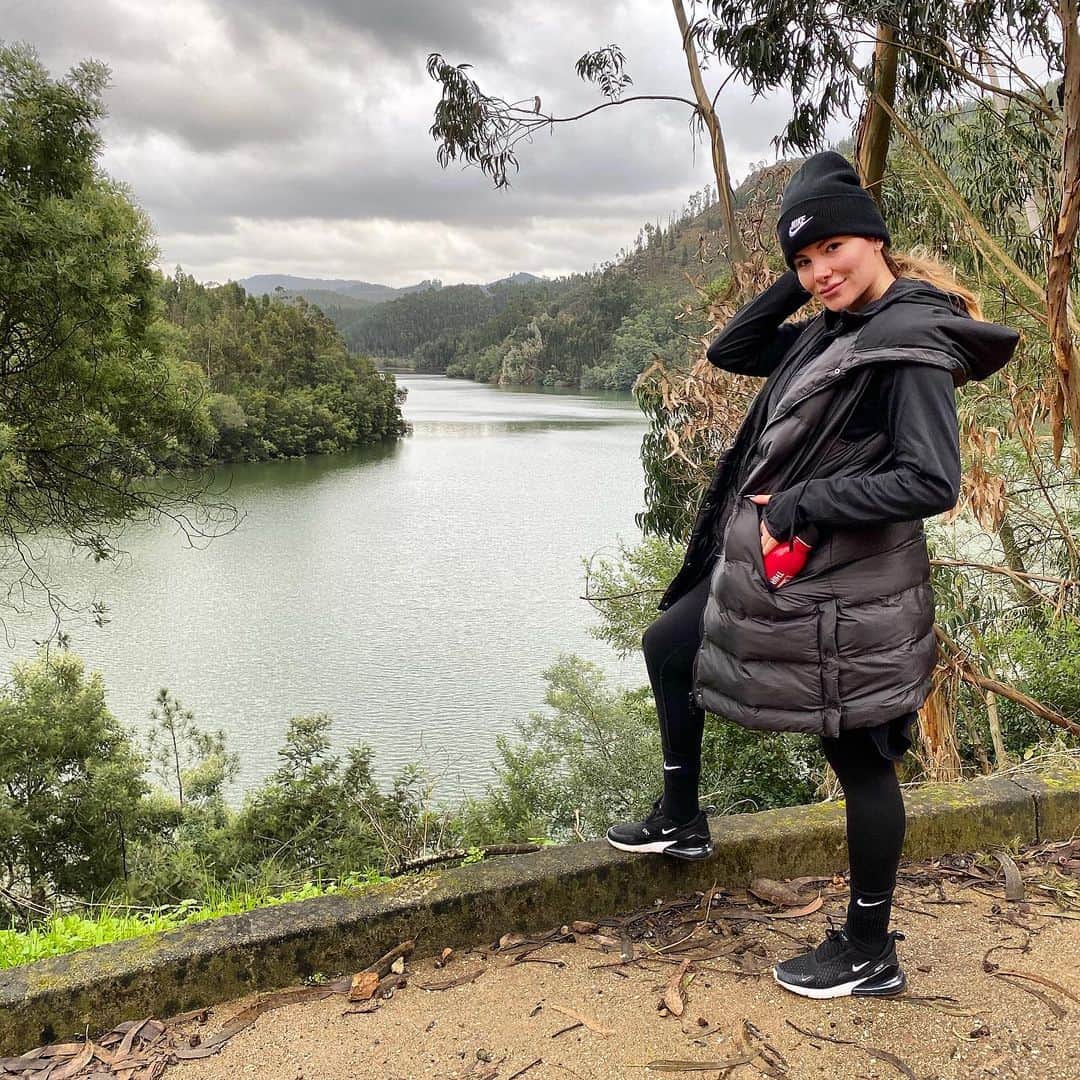 ジョージア・コウソウロウのインスタグラム：「10k hike 🏔✅ One of my fav things here @juicemasterretreats @jasonvale is the morning hikes ✅」