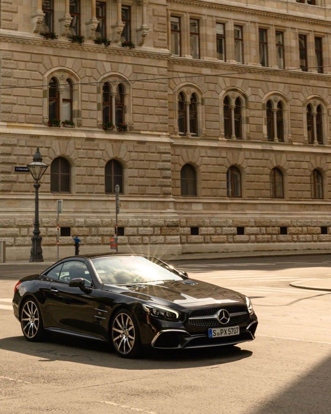 メルセデス・ベンツさんのインスタグラム写真 - (メルセデス・ベンツInstagram)「[Kraftstoffverbrauch kombiniert: 9,8 l/100 km | CO2-Emissionen kombiniert: 223 g/km | mb4.me/DAT-Leitfaden | Mercedes-Benz SL 500 Roadster Grand Edition]  Grand Edition – this is what especially exclusive Mercedes-Benz special edition models are called. Experience the luxury SL Roadster! #MercedesBenz #MB #GrandEdition #SL #instacars 📸 @andre_ju for #MBsocialcar」1月16日 20時21分 - mercedesbenz