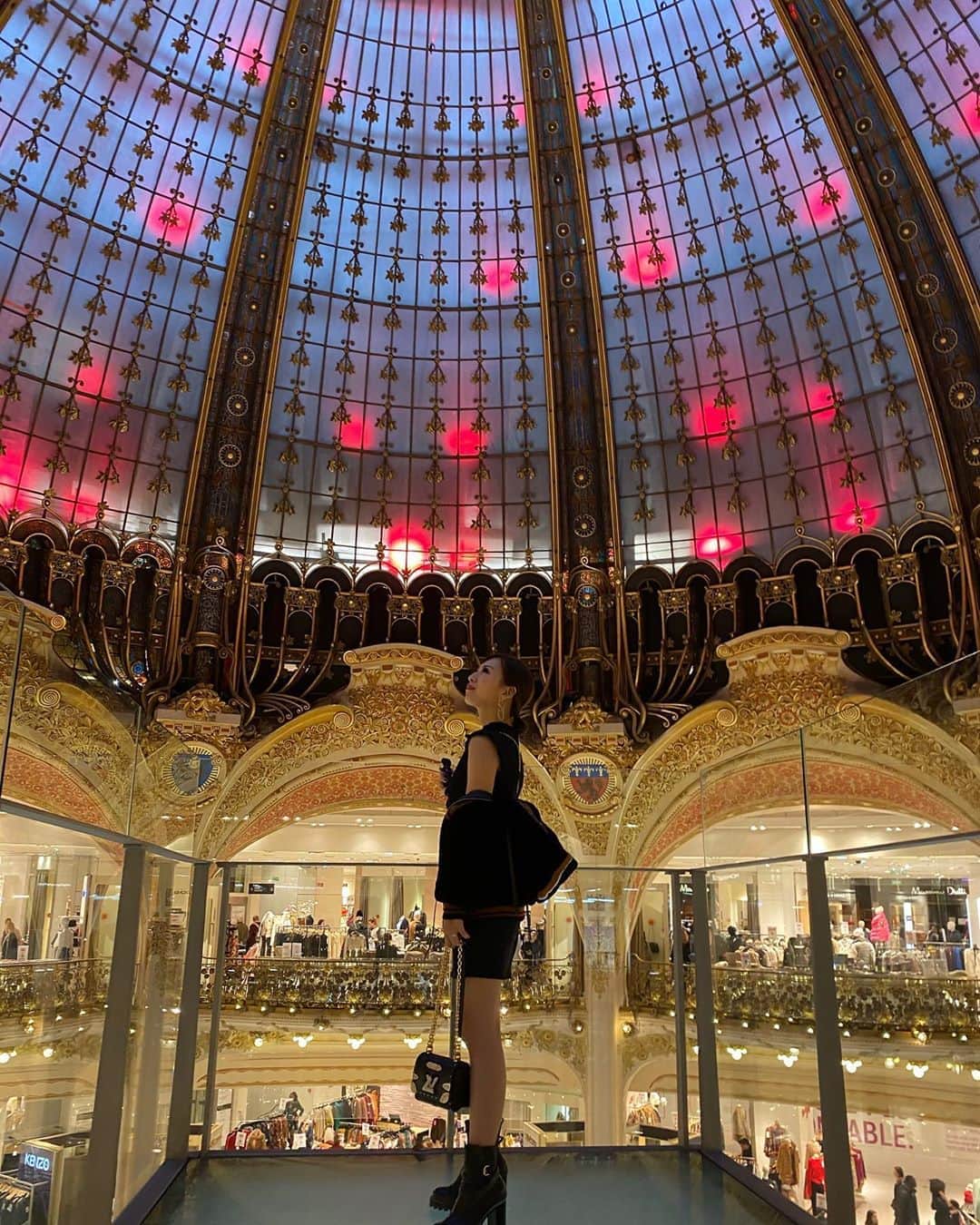 木下春奈さんのインスタグラム写真 - (木下春奈Instagram)「・ Galeries Lafayette. ・ ・ パリ中心部オペラ座ビジネス地区にある ステンドグラスが有名なフランスのデパートです💓 ・ ・ #paris#france#🇫🇷」1月16日 20時16分 - haruna_kinoshita