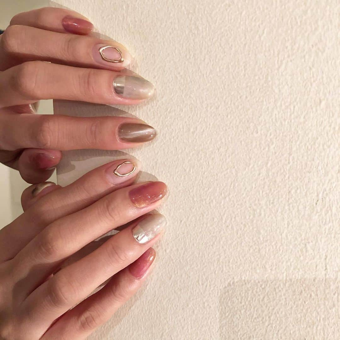 佐達ももこさんのインスタグラム写真 - (佐達ももこInstagram)「new nail🌈❤️﻿ by @momoka_latte._lowaly ﻿ ﻿ 腕のゴム気になる...😂😂😂﻿ ﻿ お話楽しくて、センスも神で﻿ ネイルの持ちも良くて😭👏﻿ ﻿ 今回のもとてもお気に入り😊✌️﻿ ﻿ ﻿ #nail#nailart#ネイル」1月16日 20時19分 - sadamomodayo