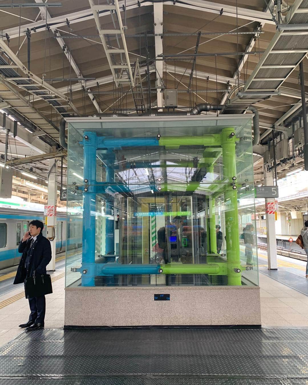 佐藤東弥のインスタグラム：「新橋駅にて」
