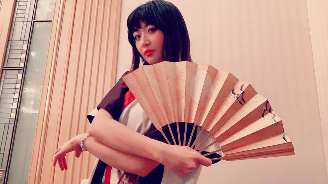 都乃さんのインスタグラム写真 - (都乃Instagram)「今日は、和楽器バンド「WOW」でとある現場で営業本番させて頂いてきました😝✨ 3つめの、動画は インストで #春の海 お届け中に小道具の扇子で舞ってみたの図🤩  和楽器いる編成で、マイケルのカバーとか、美空ひばりとか、民謡からソーラン節からラテンな曲までやったりして😝✨ めちゃんこ楽しかった‼️🎤✨ししし  #WOW #Japanesesinger #japanesegirl #SATONO #和服 #和楽器バンド #ご依頼もお待ちしてます」1月16日 20時23分 - tonomotono