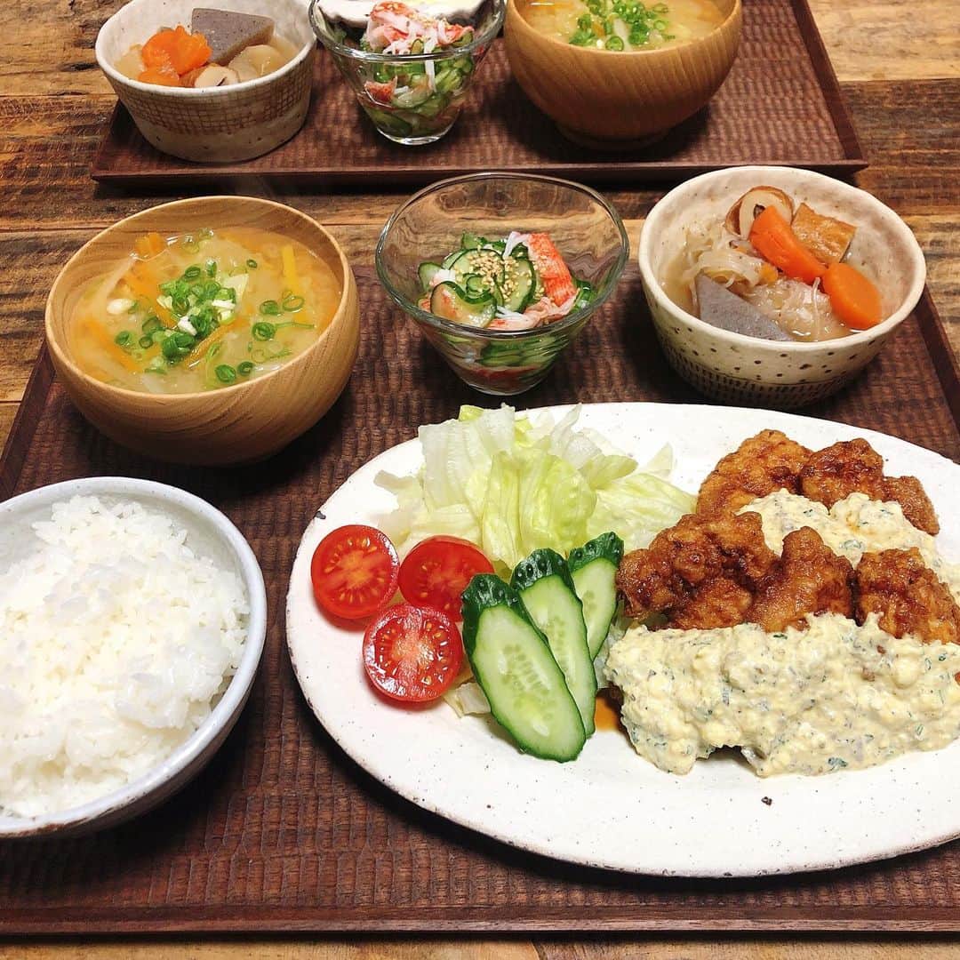 chaako ちゃあこのインスタグラム：「2020.1.16 * * 今日の晩御飯٩(๑❛ᴗ❛๑)۶ * ＊ピリ辛チキン南蛮 ＊ミニおでん ＊カニカマと胡瓜の酢の物 ＊玉葱、人参、キャベツのお味噌汁 ＊白米 * でした(๑´ڡ`๑) * 今日は久しぶりにチキン南蛮。 鶏皮を取り除いた鶏胸肉を使ってヘルシーに。南蛮酢に鷹の爪を3本入れて、ピリ辛にしました( ᵘ ᵕ ᵘ ⁎) * タルタルソースは茹で卵とピクルスのみで。 玉葱は…面倒だったので、今日は入れませんでした(･∀･) * ミニおでんは昨日の残り。 * ご馳走様でした(人･∀･) * * * ゴチ2人目、誰かなー？(*･ω･) * * *」